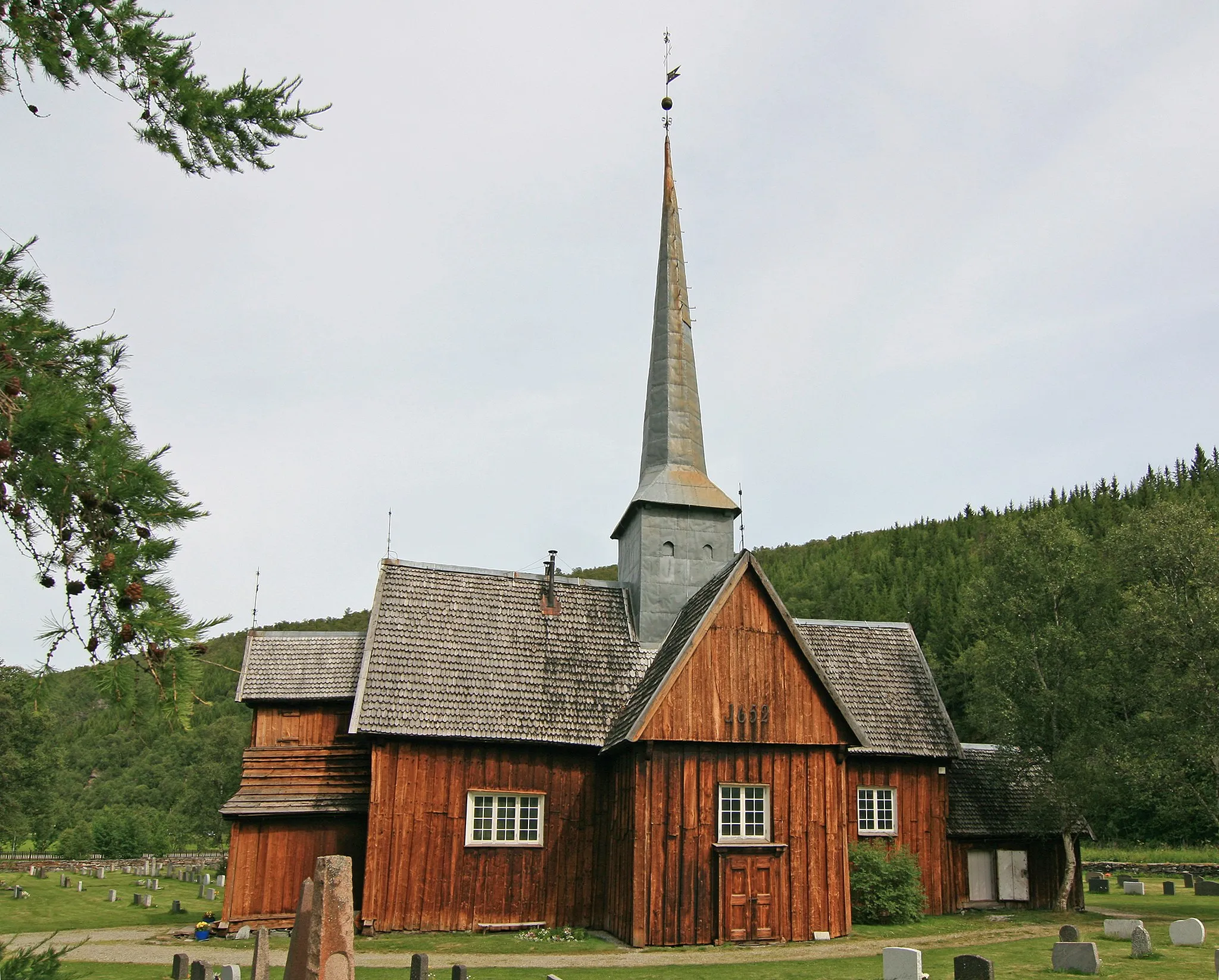 Photo showing: Kvikne church, Hedmark, Norway. Built in 1652.