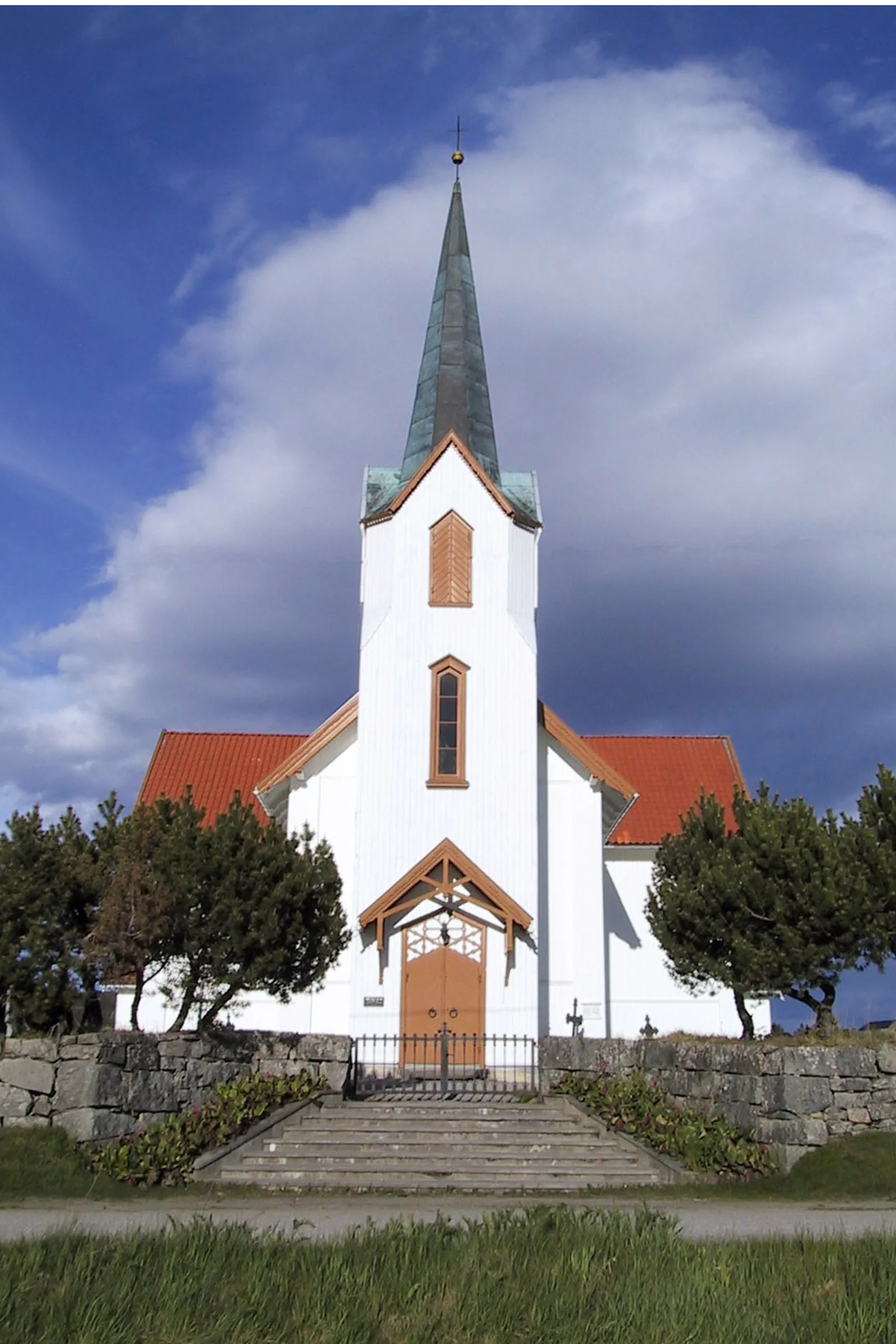 Photo showing: Brandval kirke, Norge. Bildet er tatt fra vest