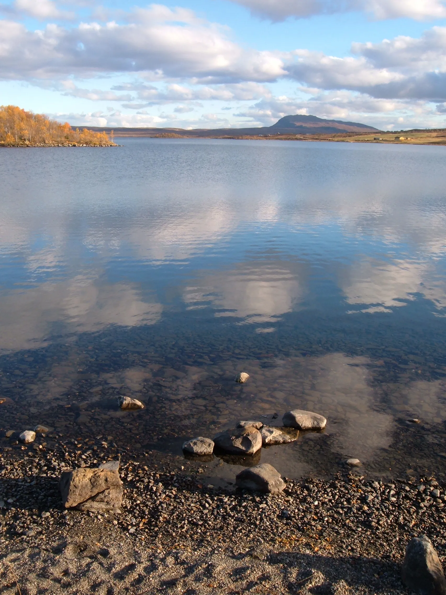 Photo showing: One of the Syndin lakes in Valdres, Norway.