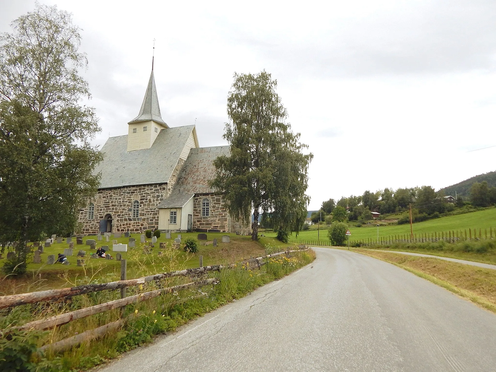 Photo showing: Vøllavegen forbi Slidredomen i tettstedet Slidre