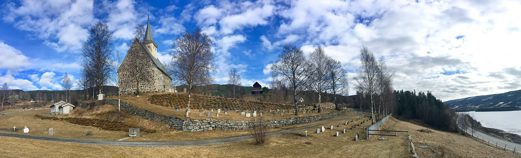 Photo showing: Slidredomen (Slidre kyrkje), a medieval era church located in Vestre Slidre municipality in Oppland, Norway. Slidrefjorden, Tyinvegen. Cropped distorted panorama.