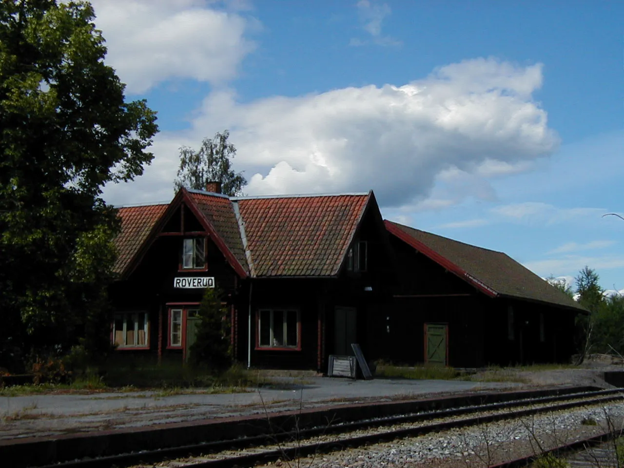 Photo showing: Ilgodshuset på Roverud stasjon. Stasjonsbygget ligger rett utenfor venstre bildekant.