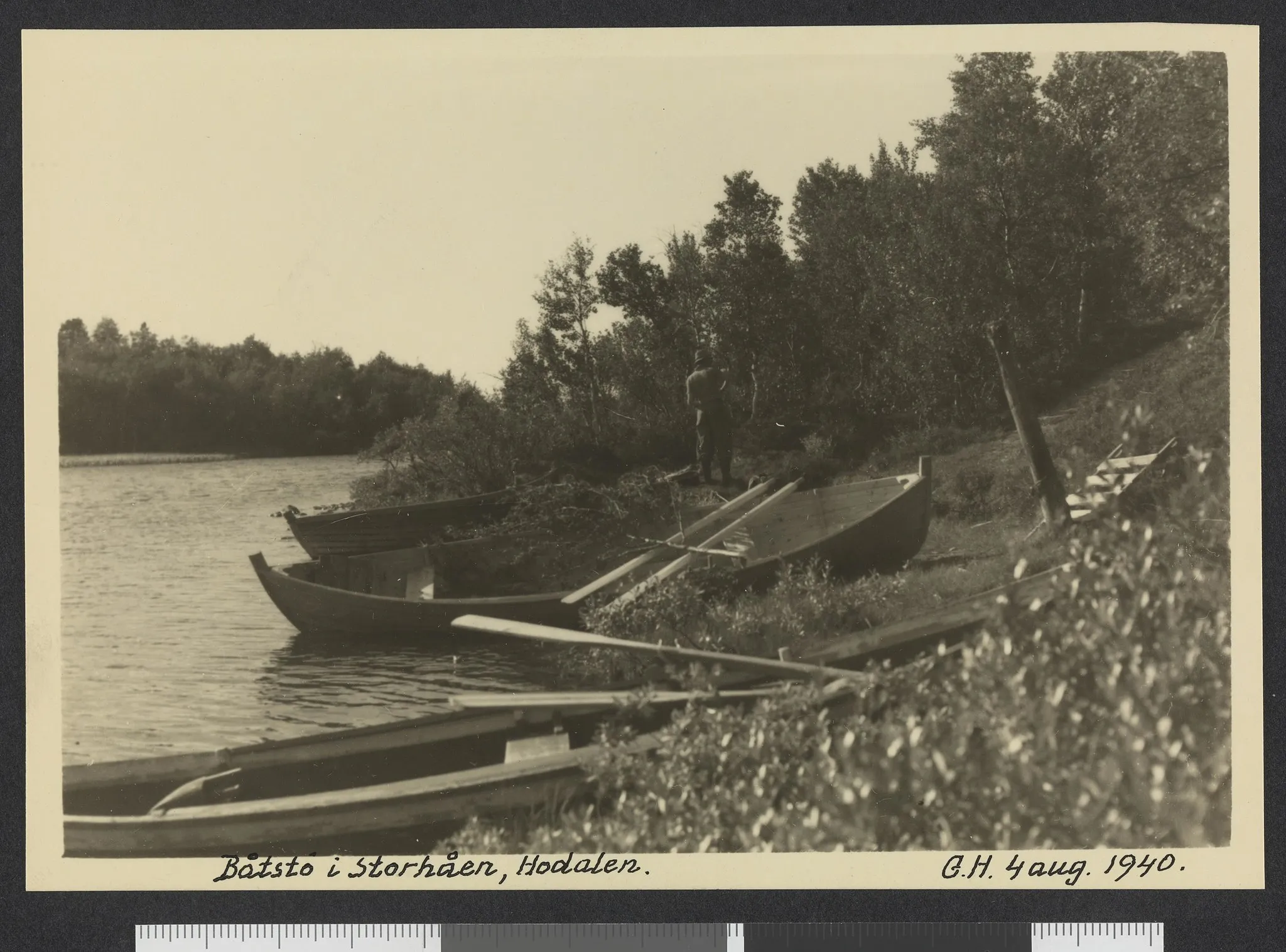 Photo showing: Bildet er hentet fra Nasjonalbibliotekets bildesamling. Anmerkninger til bildet var: Lå i konvolutt merket: 1940 Hodalen
Se også GH01_00036 som er samme fotografi.

Asmaren,Drengen,Hodalen,Håen, Tolga, Hedmark