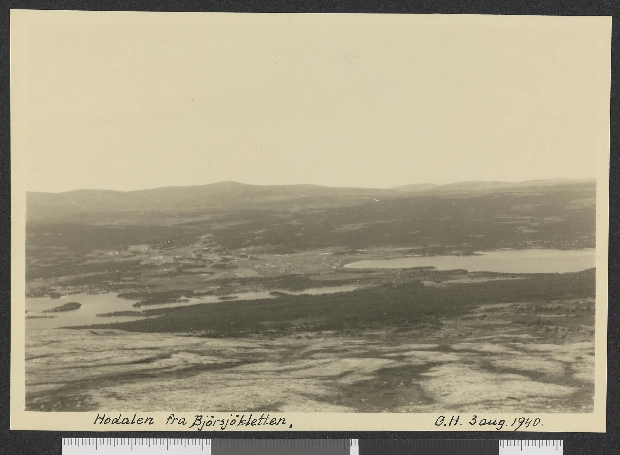 Photo showing: Bildet er hentet fra Nasjonalbibliotekets bildesamling. Anmerkninger til bildet var: Lå i konvolutt merket: 1940 Hodalen
Bjørsjøkletten,Hodalen, Tolga, Hedmark