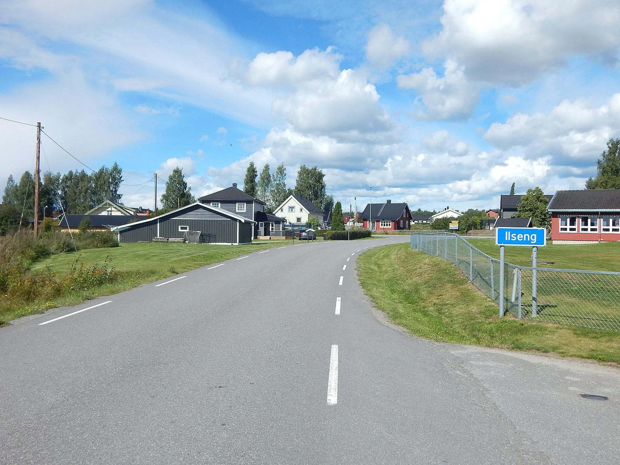 Photo showing: Løkenvegen (fylkesvei 1912, tidl. 237) på Ilseng, med Breidablikk skole til høyre