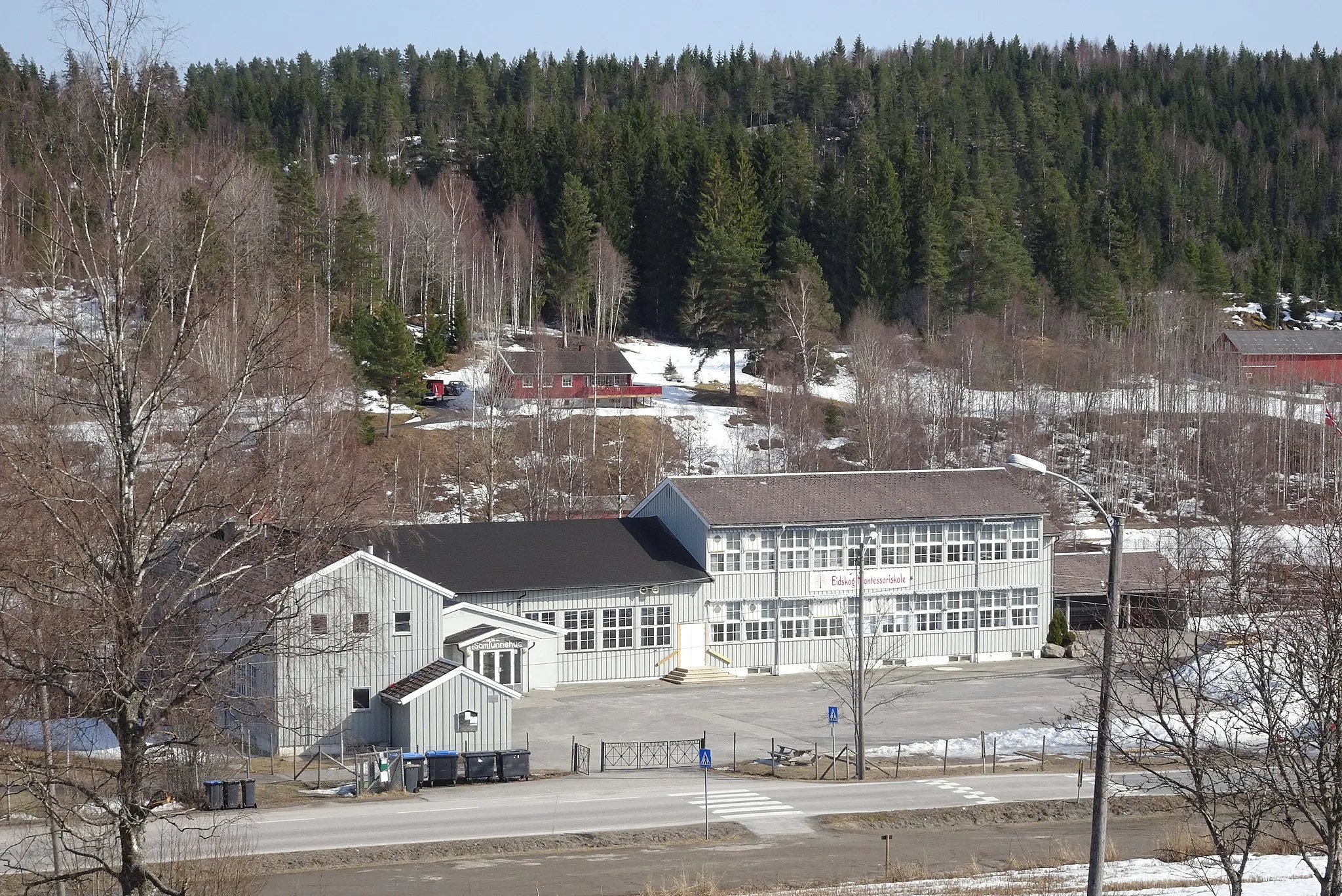 Photo showing: Eidskog montessoriskole i Vestmarka med Skillingmarkvegen (fylkesvei 1990, tidl. 344) foran