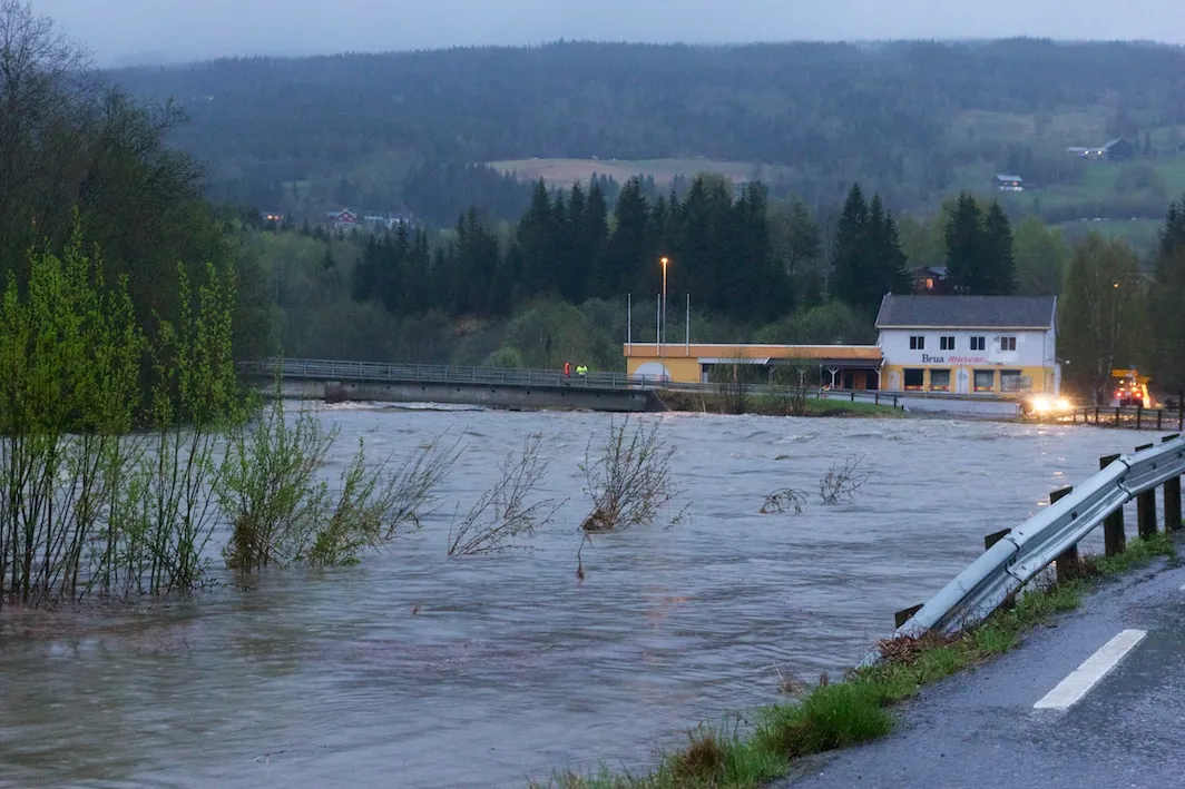 Photo showing: Photos from my trip home after work May 22 2013. Hunderfossen dam, Forset in Gausdal.