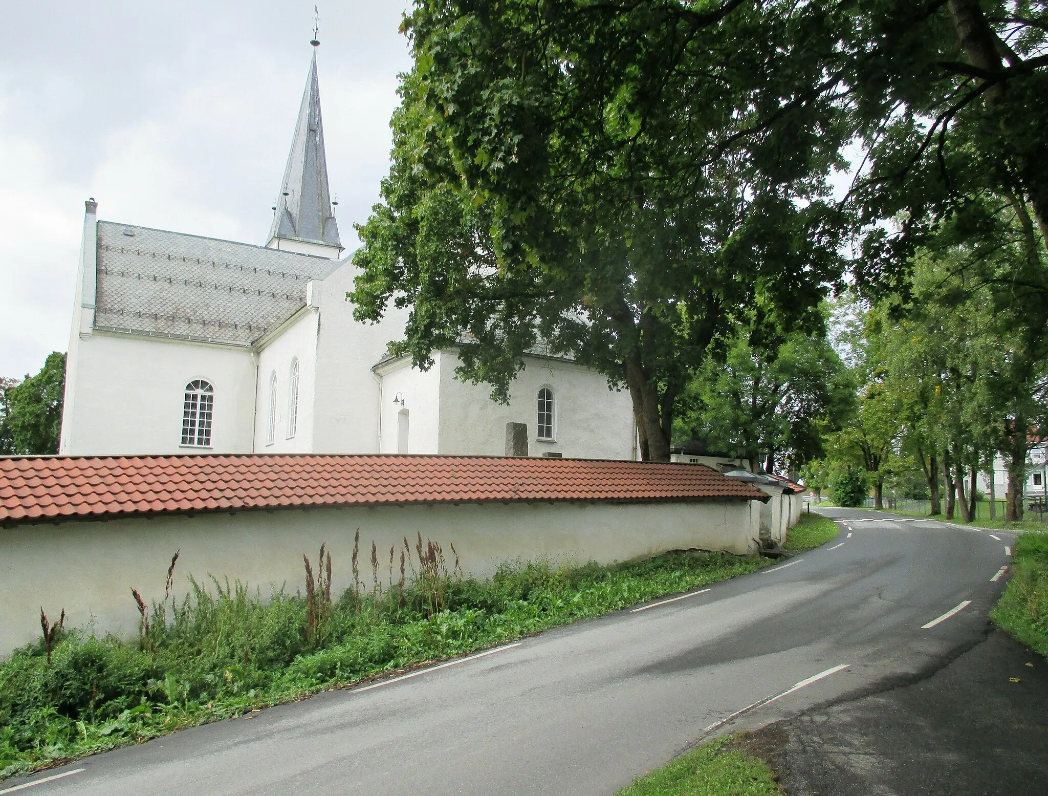 Photo showing: Frøbergvegen (FV1744, tidl. 72) ved Furnes kirke