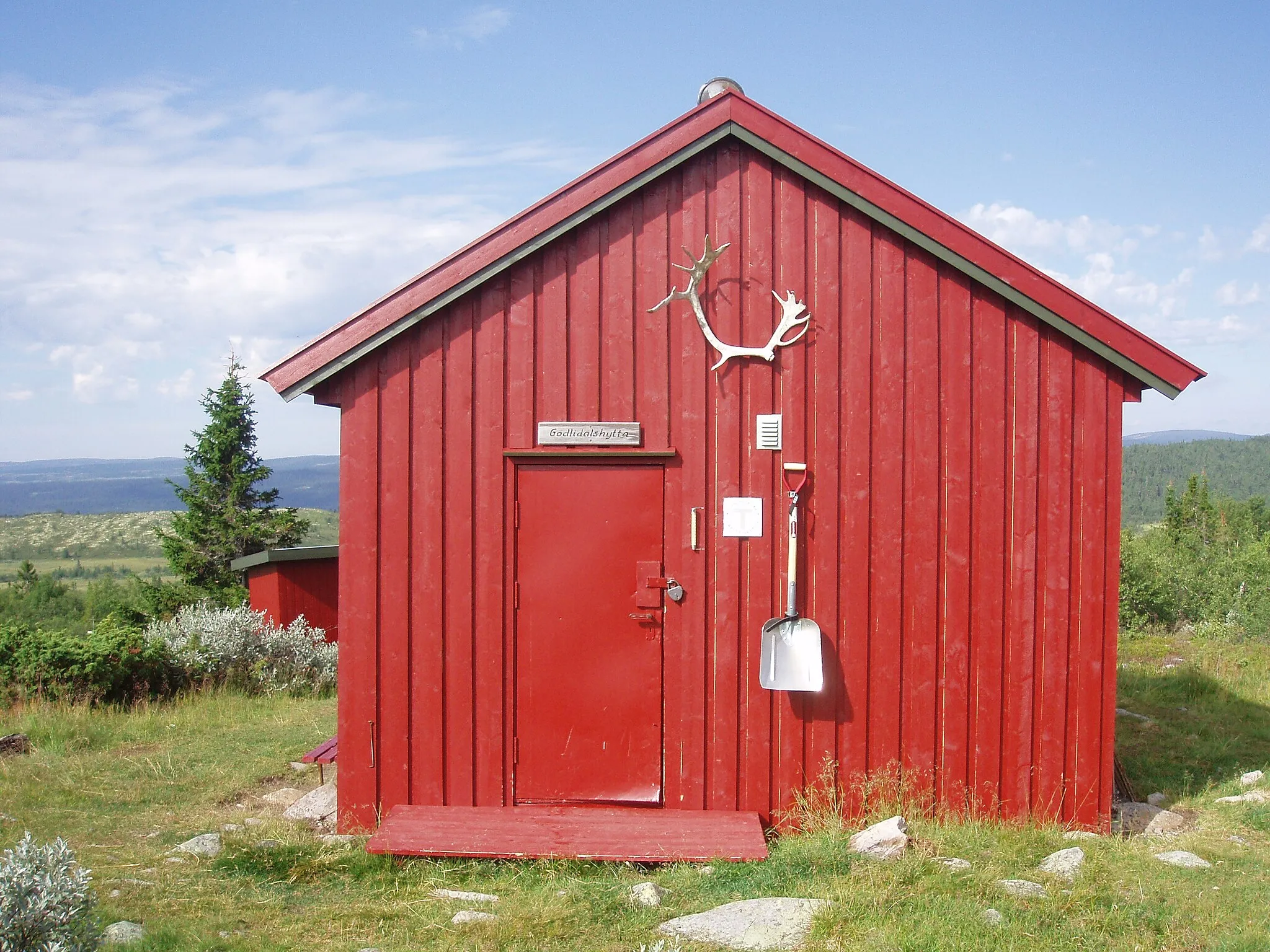 Photo showing: Bu eid av Pihlske Sameie (oppsynsbu) som leies til HHT-kvarter. I perioden fra 20. august til 23. desember, både under reinsjakta og rypejakta, har representanter fra PS fortrinnsrett til sengeplass.  4 senger + brisk. Ulltepper.
Hytta er låst med DNT-nøkkel. Ubetjent hytte (ikke proviant). Propan kokemulighet.
Nærmeste bilveg ved Skvaldra hyttefelt (ca 30 min gange). Gangtid fra Halgutusveen ca 8 timer, til neste hytte (Lyngbua) ca 8 timer. Avmerket, men ikke navnsatt på kartet. Se kart.

Kartblad Åsmarka 1917 III og Turkart Åstdalen.