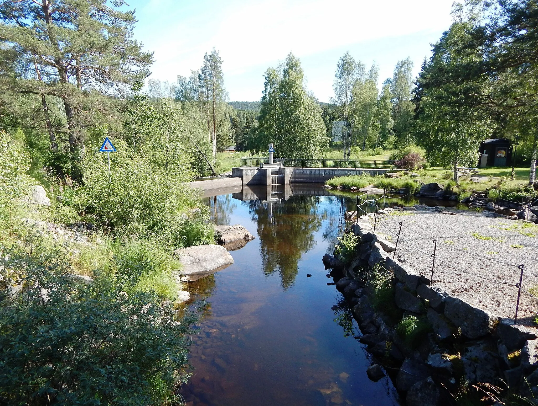 Photo showing: Moelva begynner ved demningen på Næroset.