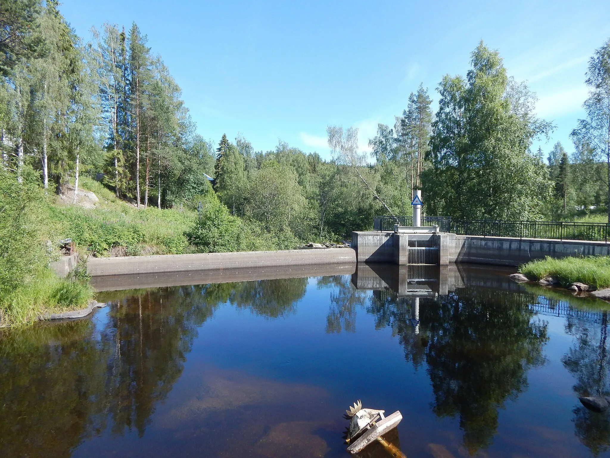 Photo showing: Moelva begynner ved demningen på Næroset.