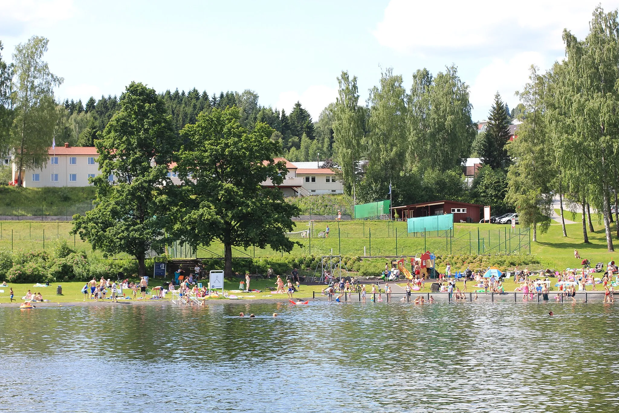 Photo showing: Fastland med Hovdetun vandrerhjem, Gjøvik.