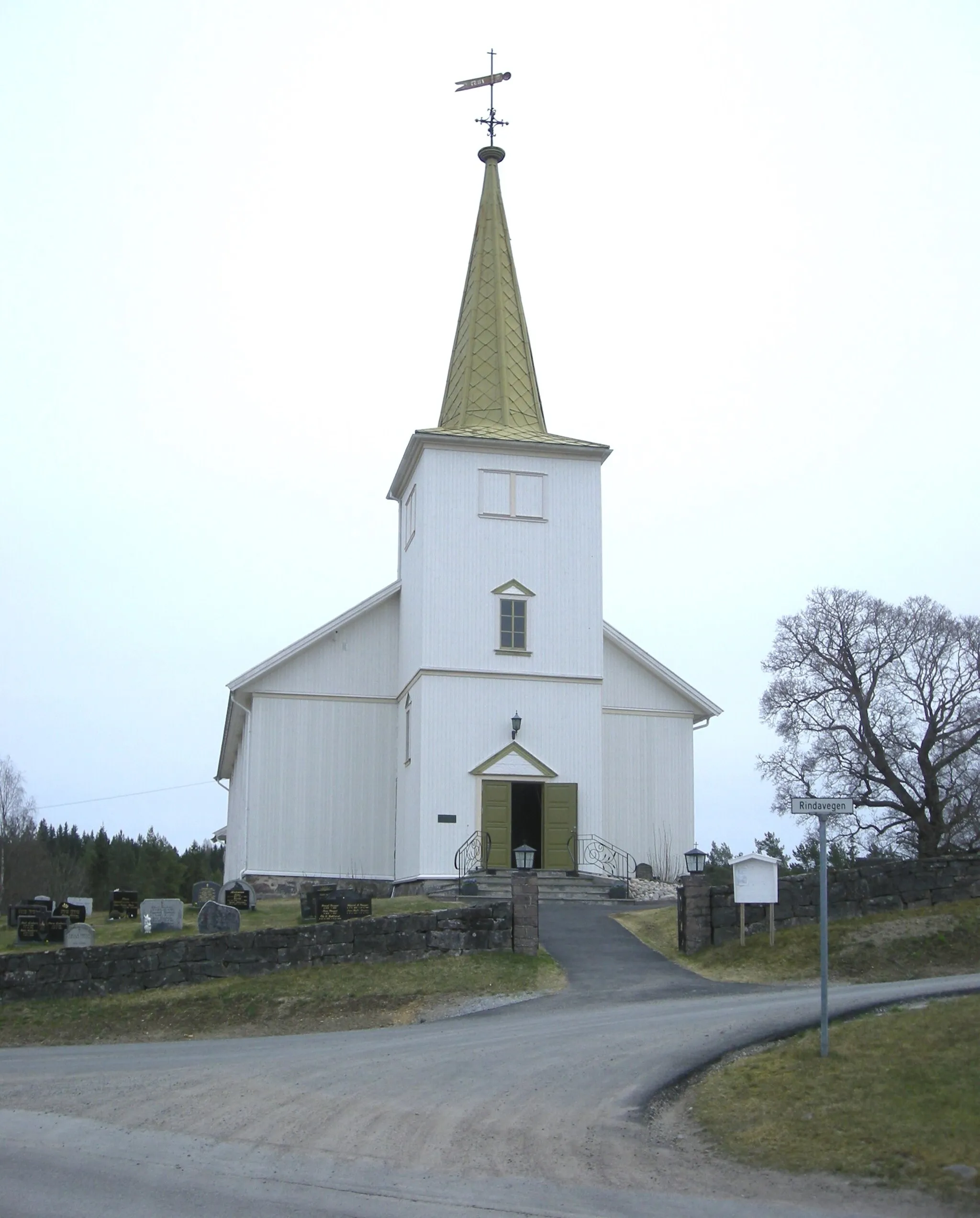 Photo showing: Fylkesvei 209 går i forgrunnen og mot venstre, mens RIndavegen går til høyre foran Austmarka kirke.