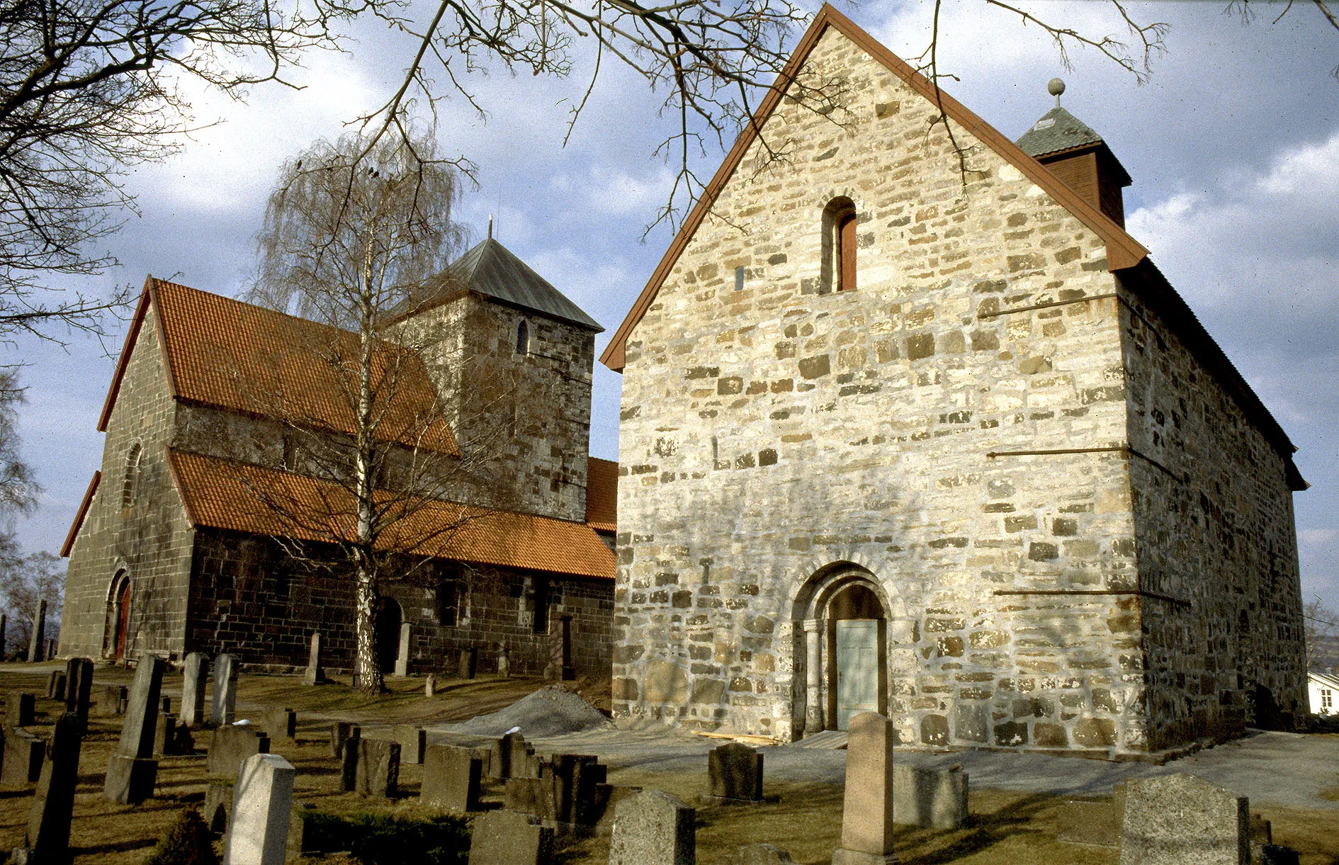 Photo showing: Systerkyrkorna (no. Søsterkirkene) på Gran, Hadeland, Norge.