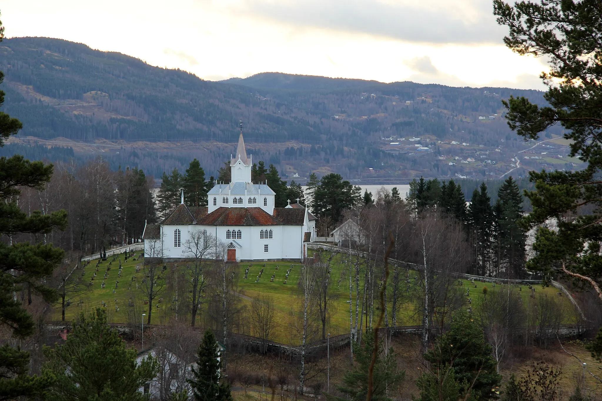 Photo showing: Tangen kirke fra Gjellberget