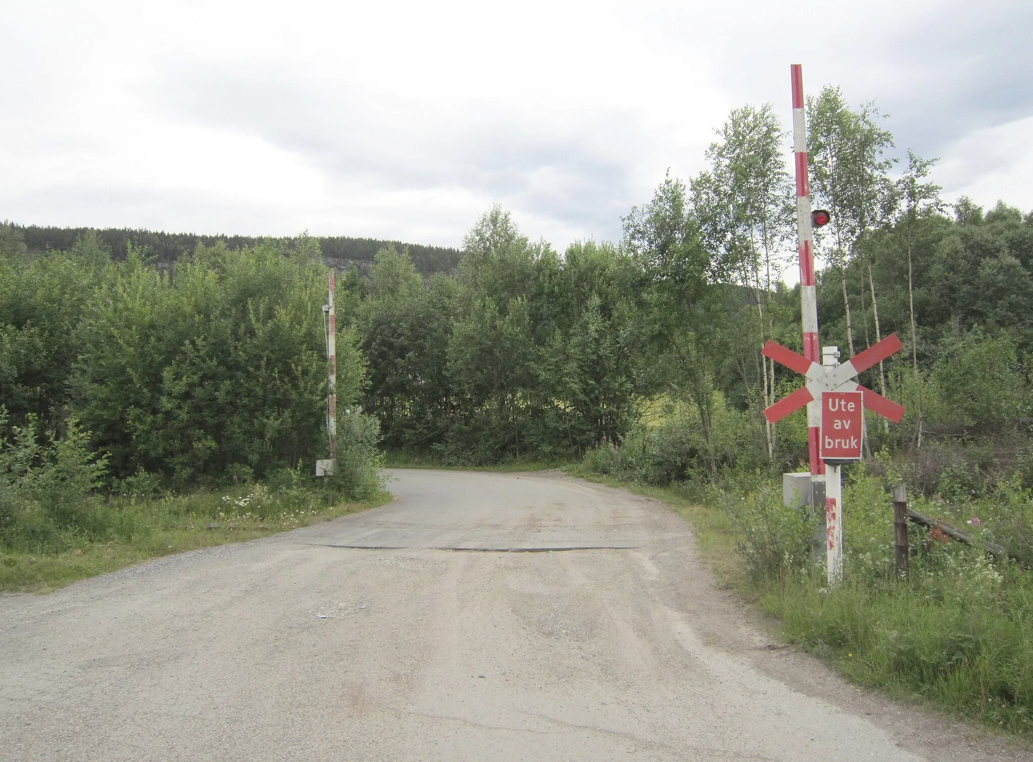 Photo showing: Planovergang på Odnes i Søndre Land. Ikke langt unna lå en gang en stasjon (brant 2001), og Land sag er like ved.