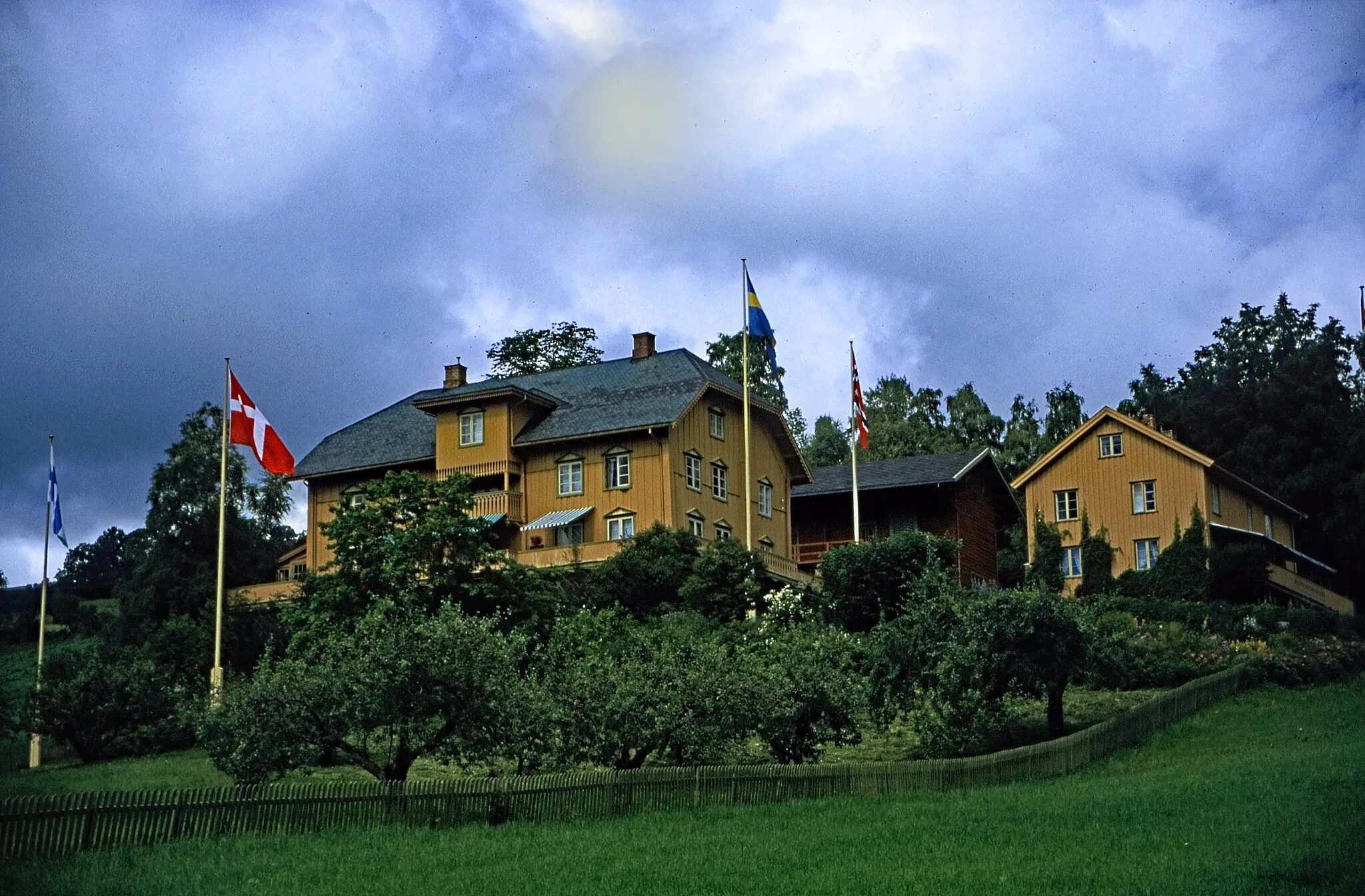 Photo showing: Fahrt von Otta nach Oslo (Tag 15): Wohnhaus des Bauernnofes Aulestad (Gausdal).

Der Baureenhof beherbergt das  Literaturmuseum zu Ehren des Literaturnobelpreisträgers Bjørnstjerne Bjørnson. , der ihn 1874 erwarb und dort seine bekanntesten Werke schrieb.