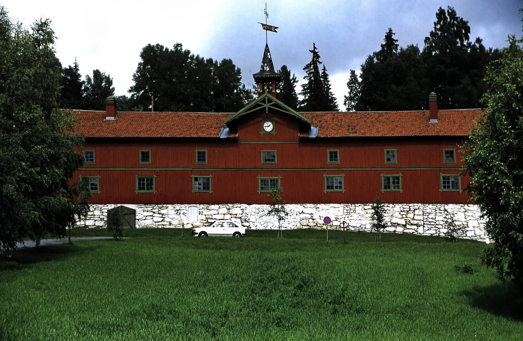 Photo showing: Fahrt von Otta nach Oslo (Tag 15): Scheune des Bauernbnofes Aulestad (Gausdal).

Der Baureenhof beherbergt das  Literaturmuseum zu Ehren des Literaturnobelpreisträgers Bjørnstjerne Bjørnson. , der ihn 1874 erwarb und dort seine bekanntesten Werke schrieb.