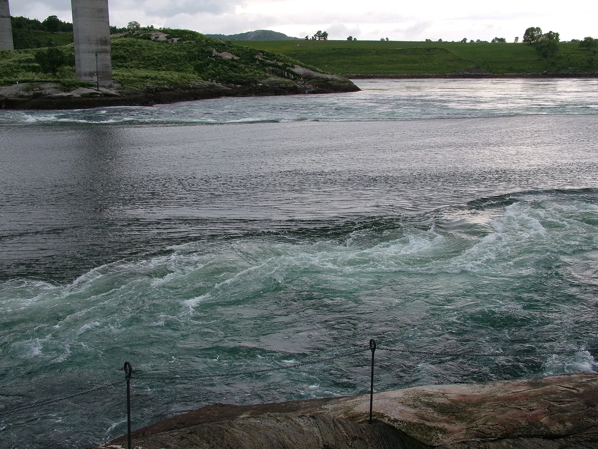 Photo showing: The tidal current at Saltstraumen, near Bodø, Norway, in June 2005. Two piers of the highway 17 bridge are visible on the far side.