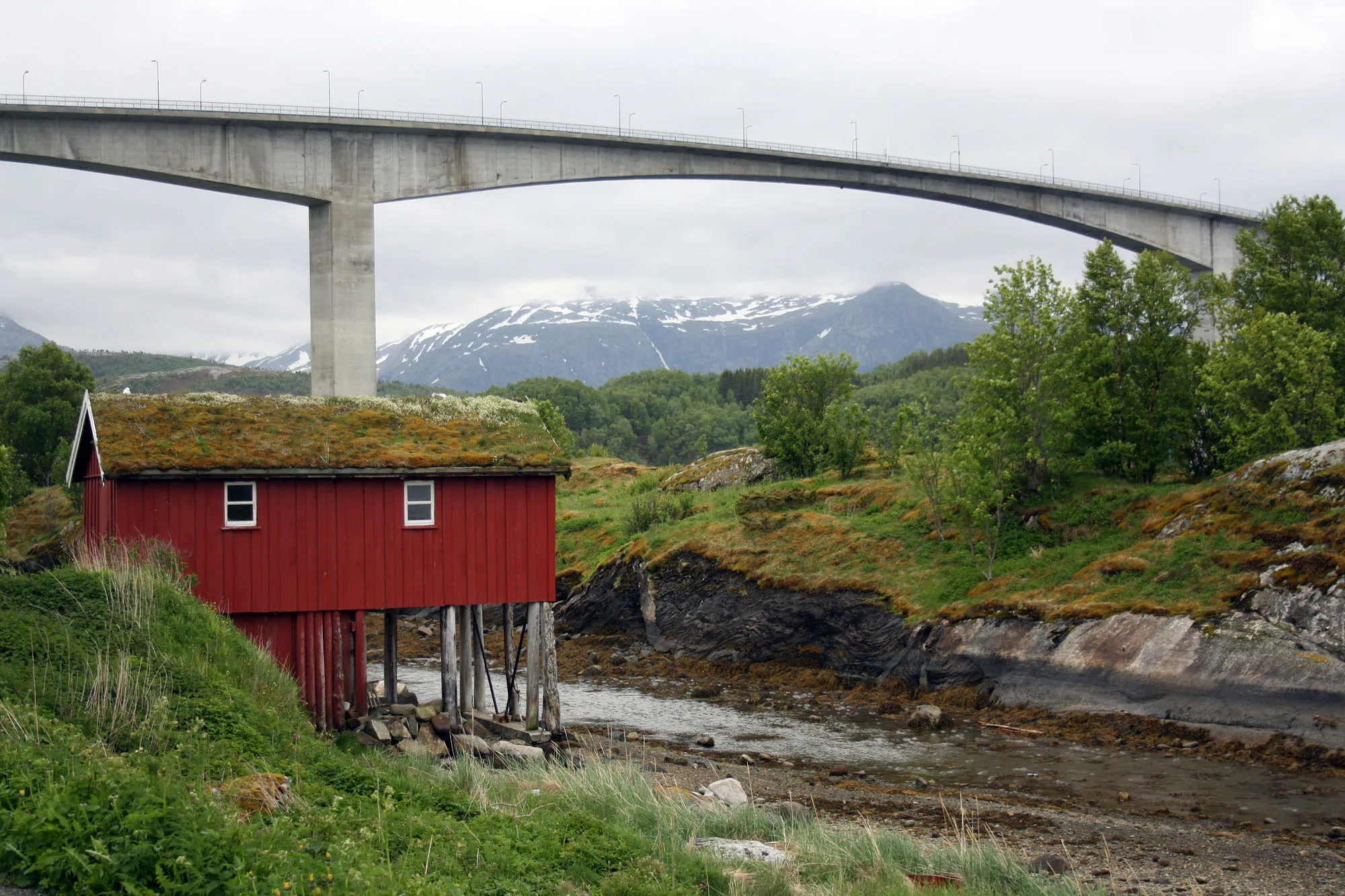 Photo showing: Image Note: Saltstraumen bridge crosses Saltstraumen, the world's strongest tidal current. Saltstraumen bridge was designed by architect Aas-Jakobsen and opened in 1978. In 2008 bridge was protected by the Cultural Heritage.
Bildenotat: Saltstraumen bru krysser Saltstraumen som er verdens sterkeste tidevannsstrøm. Saltstraumen bro er tegnet av arkitekt Aas-Jakobsen og åpnet i 1978. I 2008 ble brua fredet av Riksantikvaren.
Date/Dato: 14.06.2010
Photograph/Fotograf: Ansnes, Kari
Feel free to use the photos, but please make sure you attribute the photographer and mention NVE as the source.
Bruk gjerne bildene, men vennligst oppgi fotografens navn og angi NVE som kilde.
Format: Digital
Archive/Arkiv: -

Image ID/Bilde ID: Kraftreisen Glomfjord, NVE 20100614339