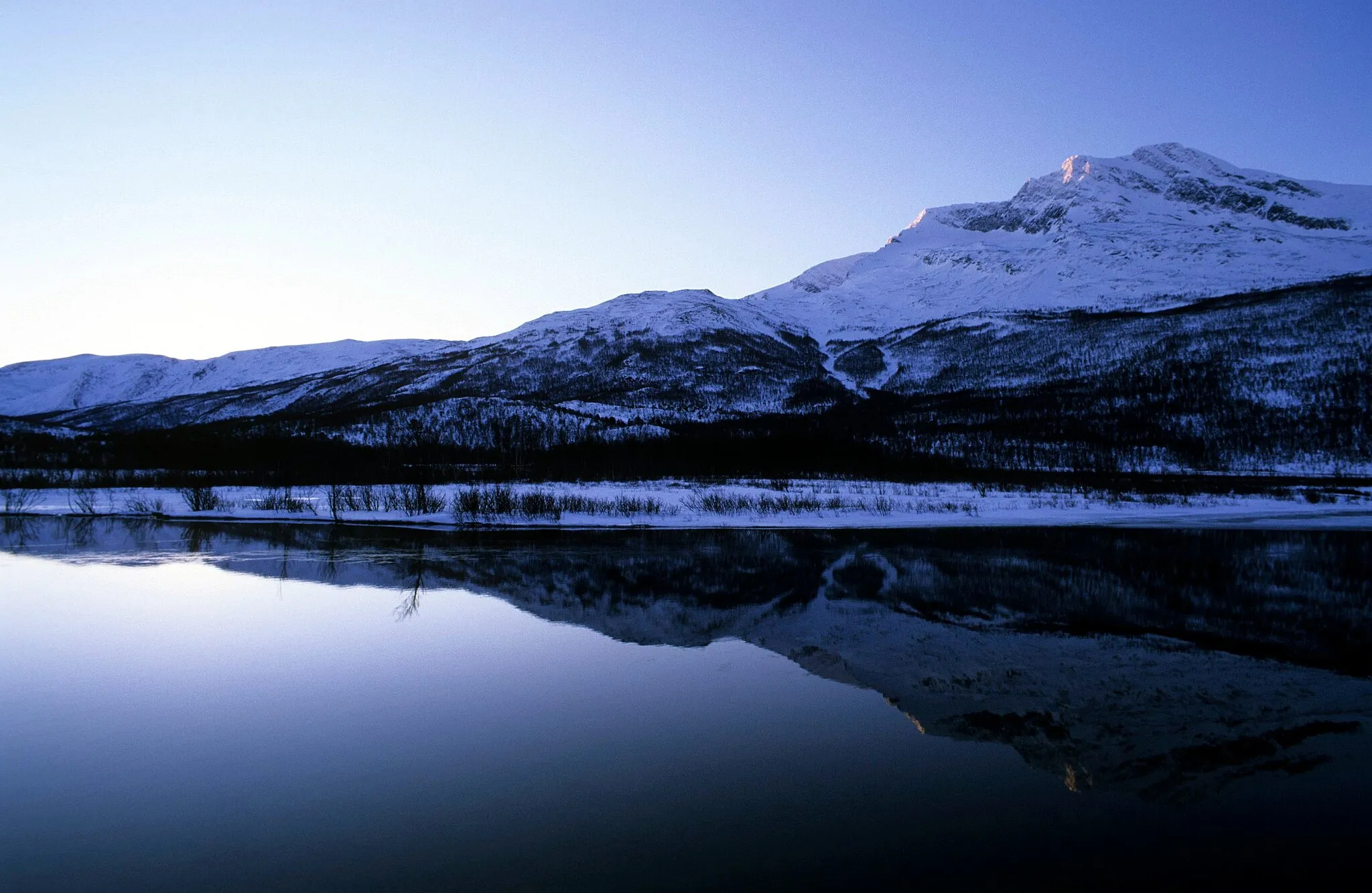 Photo showing: Skjomtinden in Winter, Håkvikdalen near Narvik, Norway