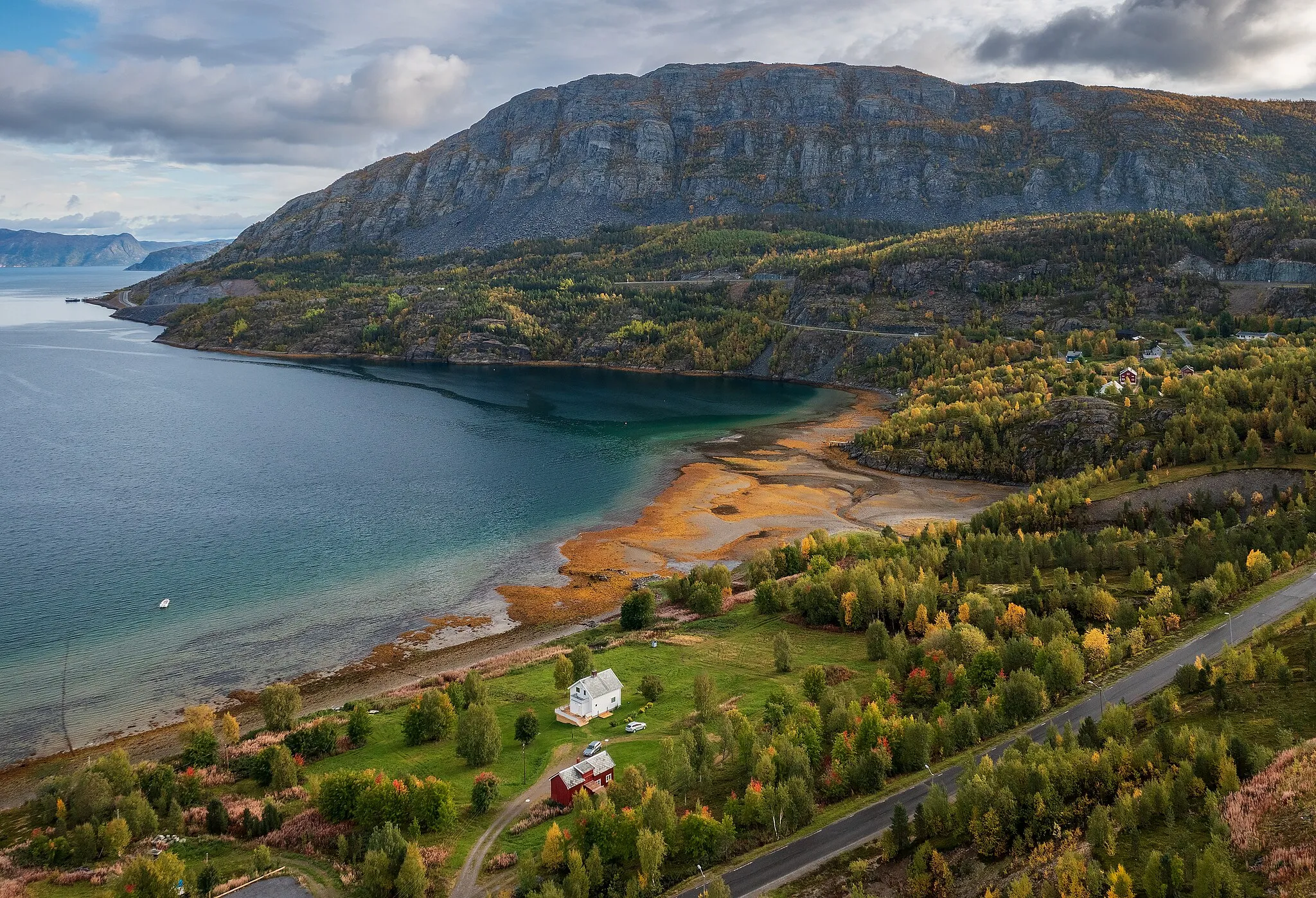 Photo showing: Kvenvika bay at Kvenvik in Alta, Troms og Finnmark, Norway in 2023 September.