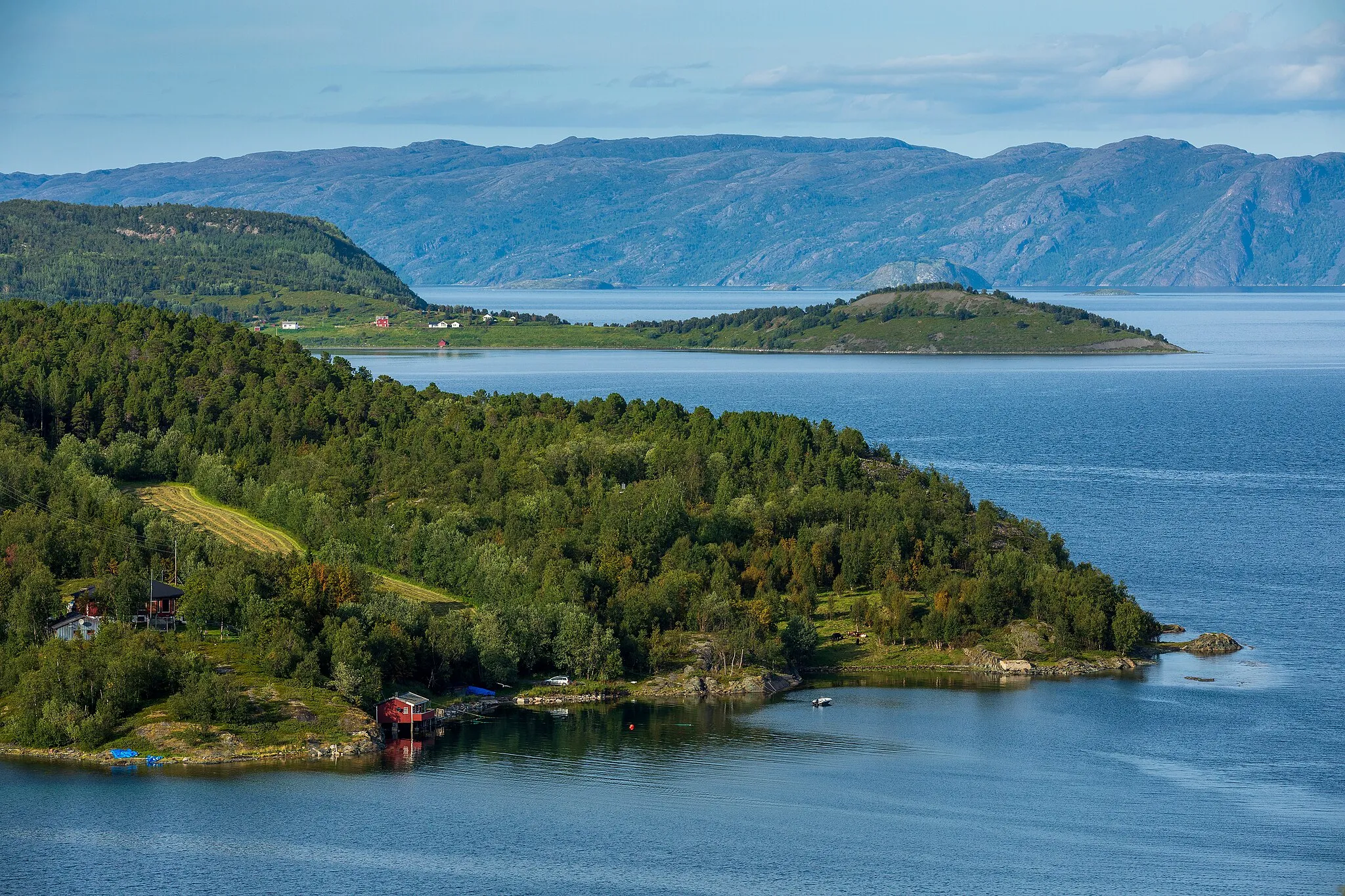 Photo showing: Kvenviknes and Auskarnes as seen over Kvenvika and Kåfjorden in Alta, Troms og Finnmark, Norway in 2022 August.