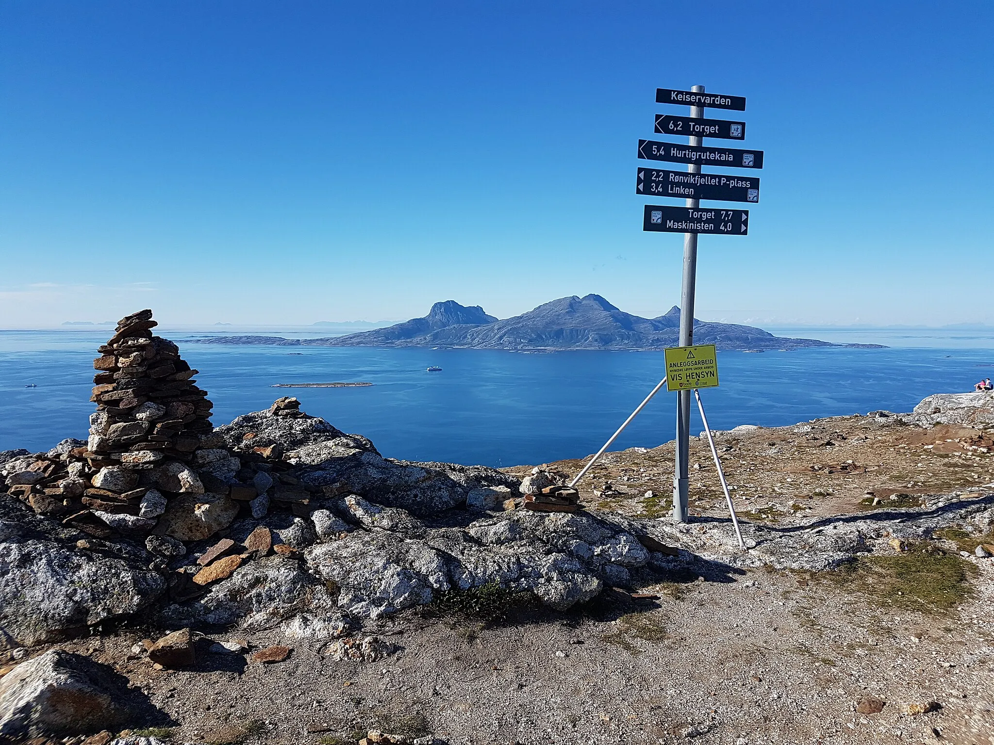 Photo showing: Summit guide on Keiservarden indicating different mountains, their respective distance from Keiservarden and height