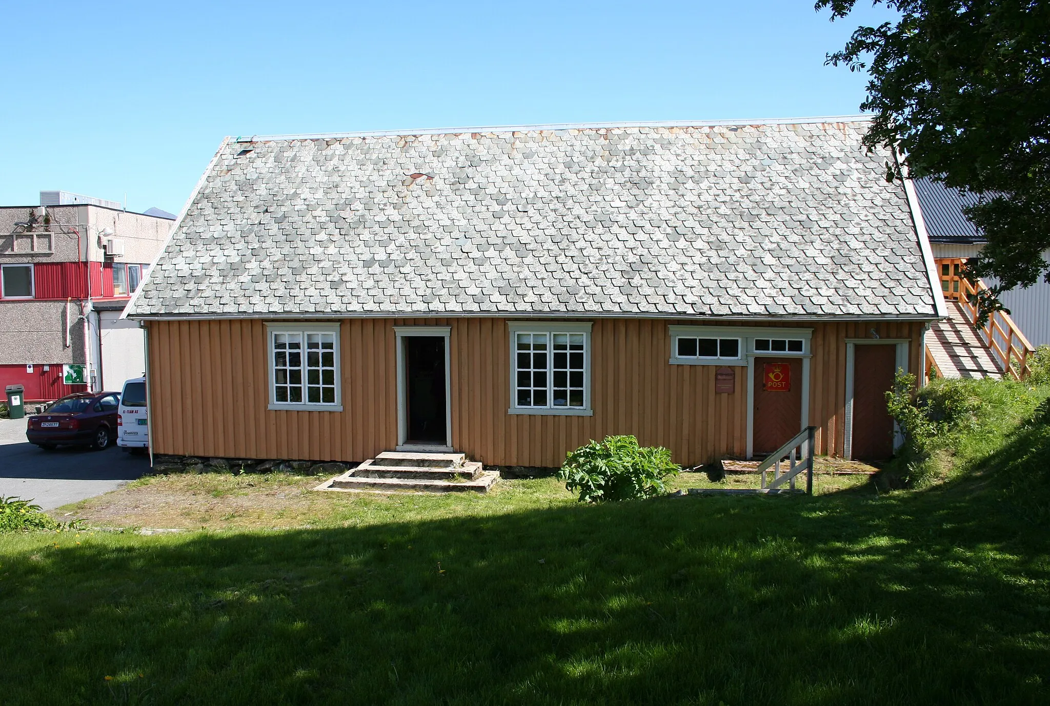 Photo showing: The old grocery store in Alsvåg, Øksnes, Norway. It is now part of Øksnes Museum.