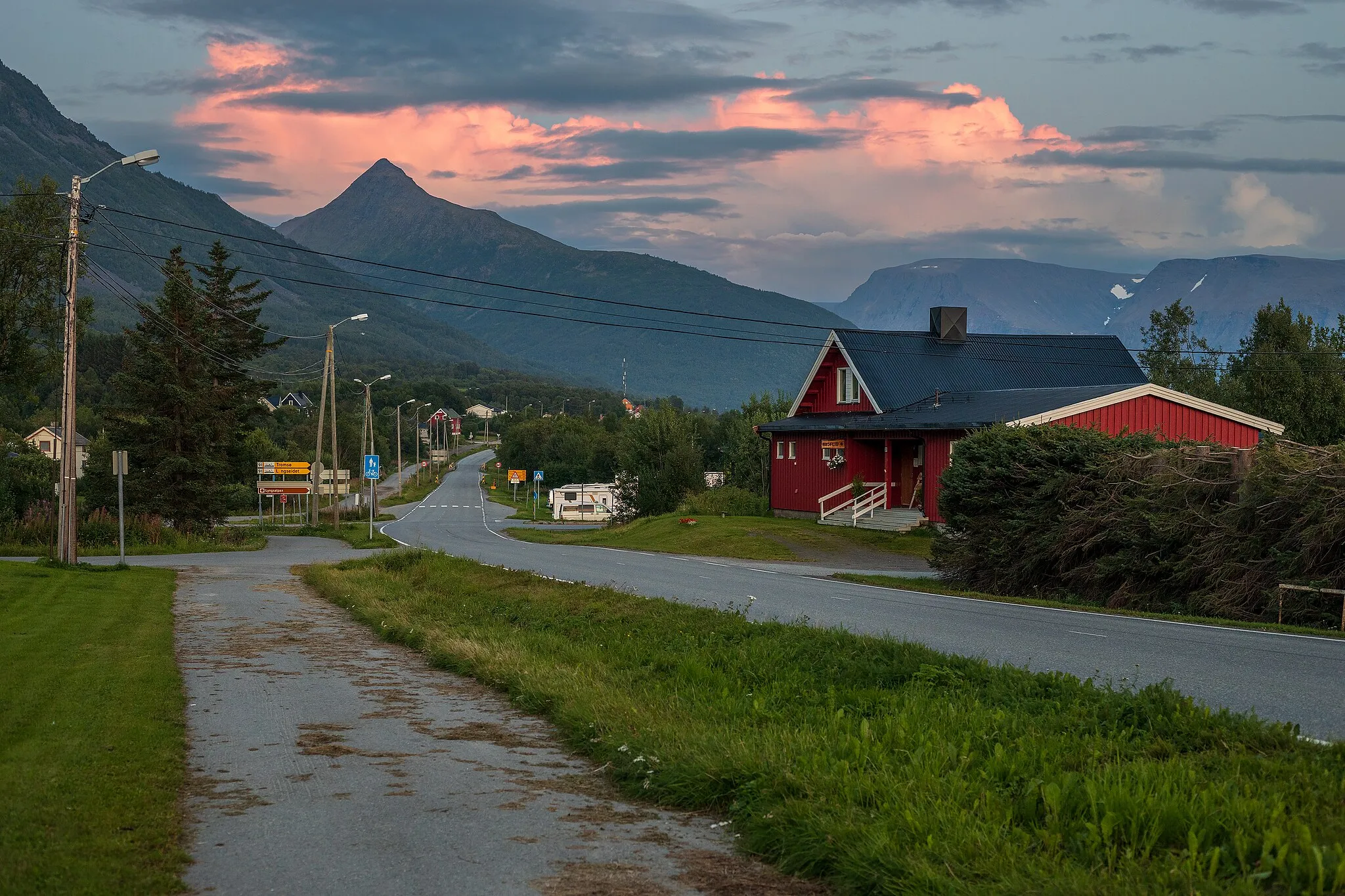 Photo showing: Olderdalsveien road through Olderdalen village in Kåfjord, Troms og Finnmark, Norway in 2022 August.