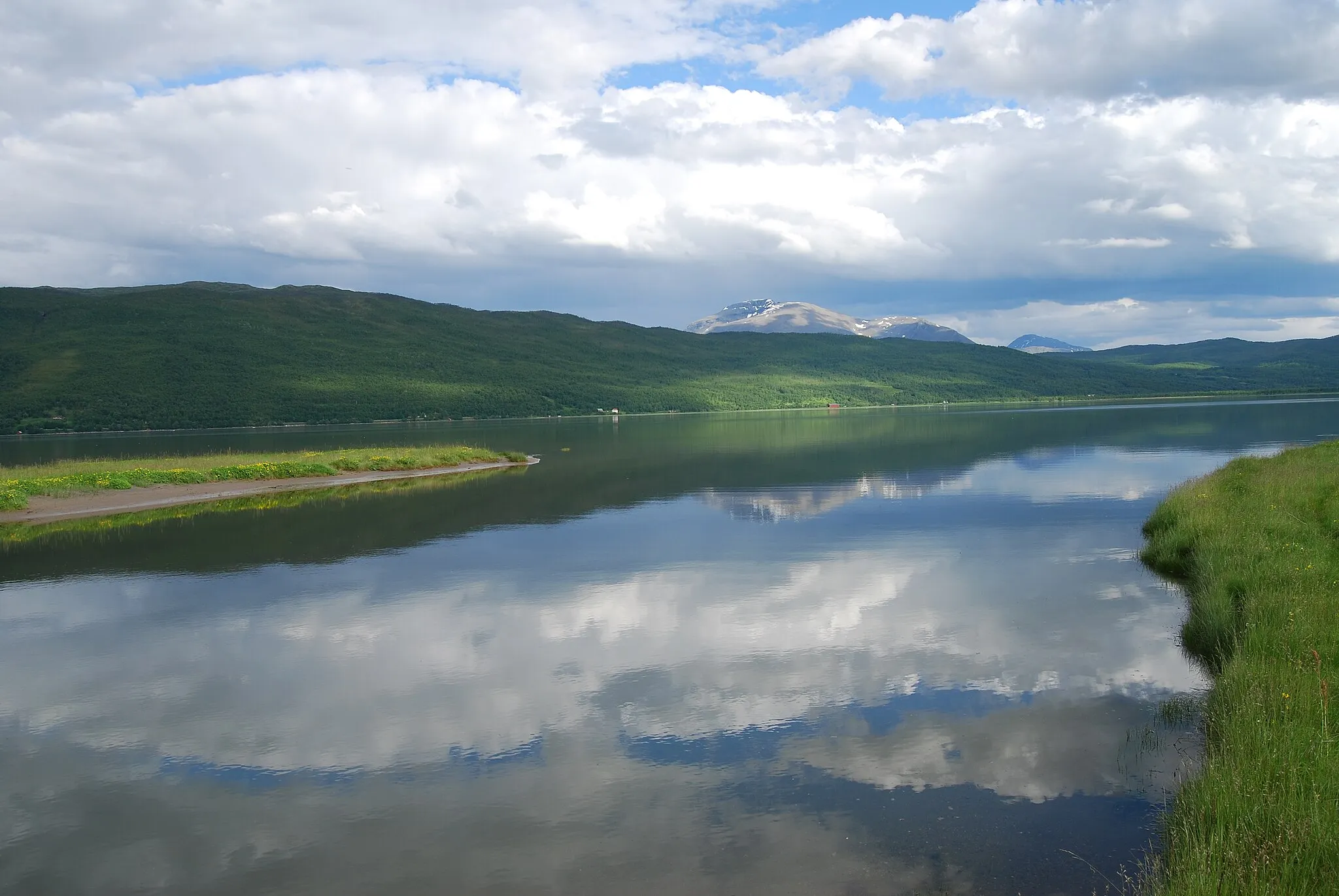 Photo showing: Mouth of Målselv river in Målselvfjorden, Målselv municipitaly, Norway