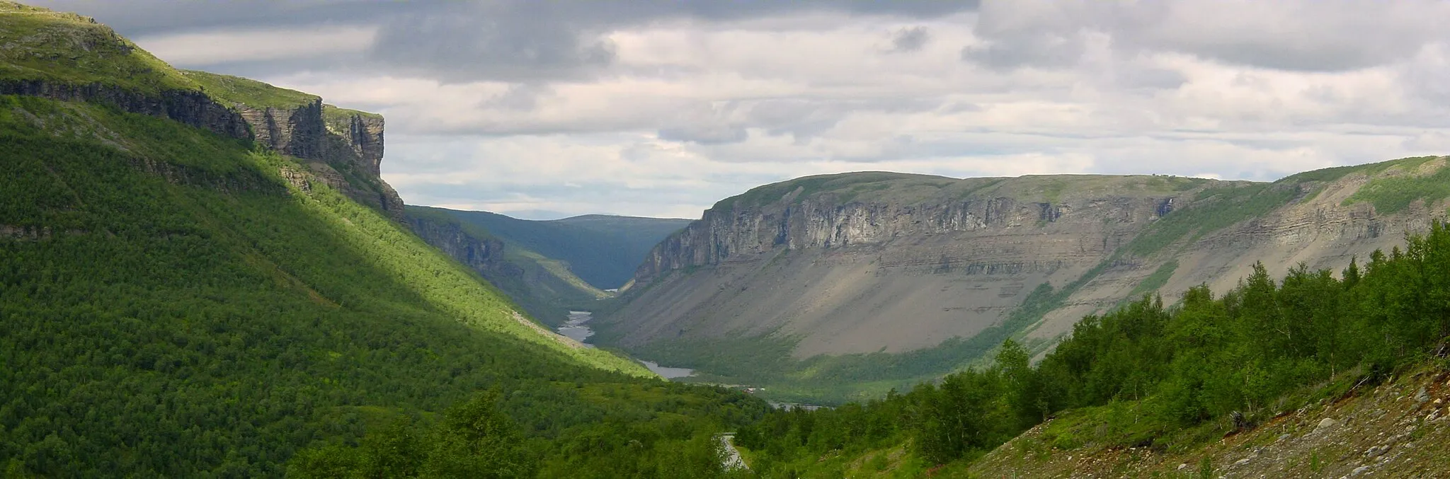 Photo showing: Komsa skole har helt fantastiske uteomgivelser. Altafjorden i bakgrunnen.