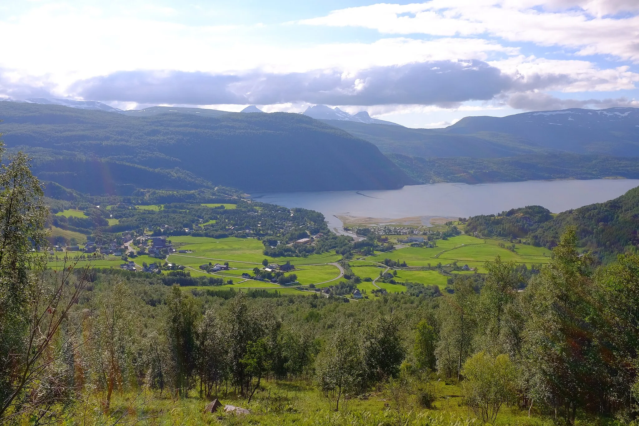 Photo showing: The village of Misvær seen from Rognlia to the west. Bodø municipality, Nordland, Norway.