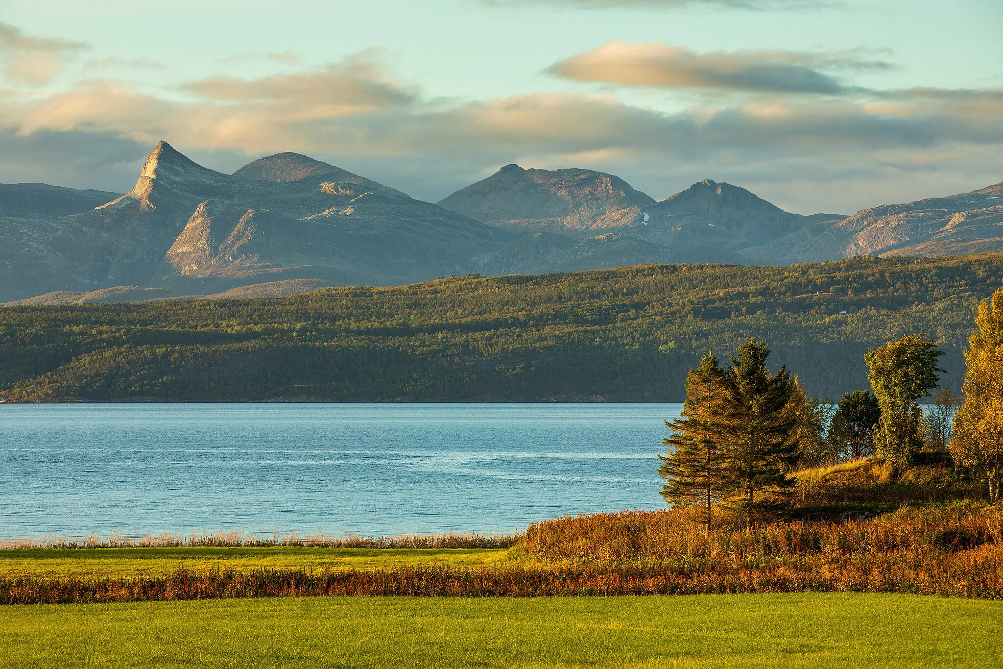 Photo showing: Shores of Ofotfjorden at Vidrek in Narvik, Nordland, Norway in 2023 September. Mountains of Evenes and Tjeldsund are visible further ahead.