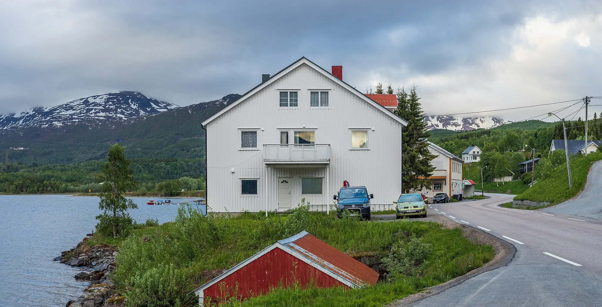 Photo showing: A villagescape of Gratangsbotn by Gratangen fjord and Kystkulturveien street in Gratangen, Troms og Finnmark, Norway in 2022 June.