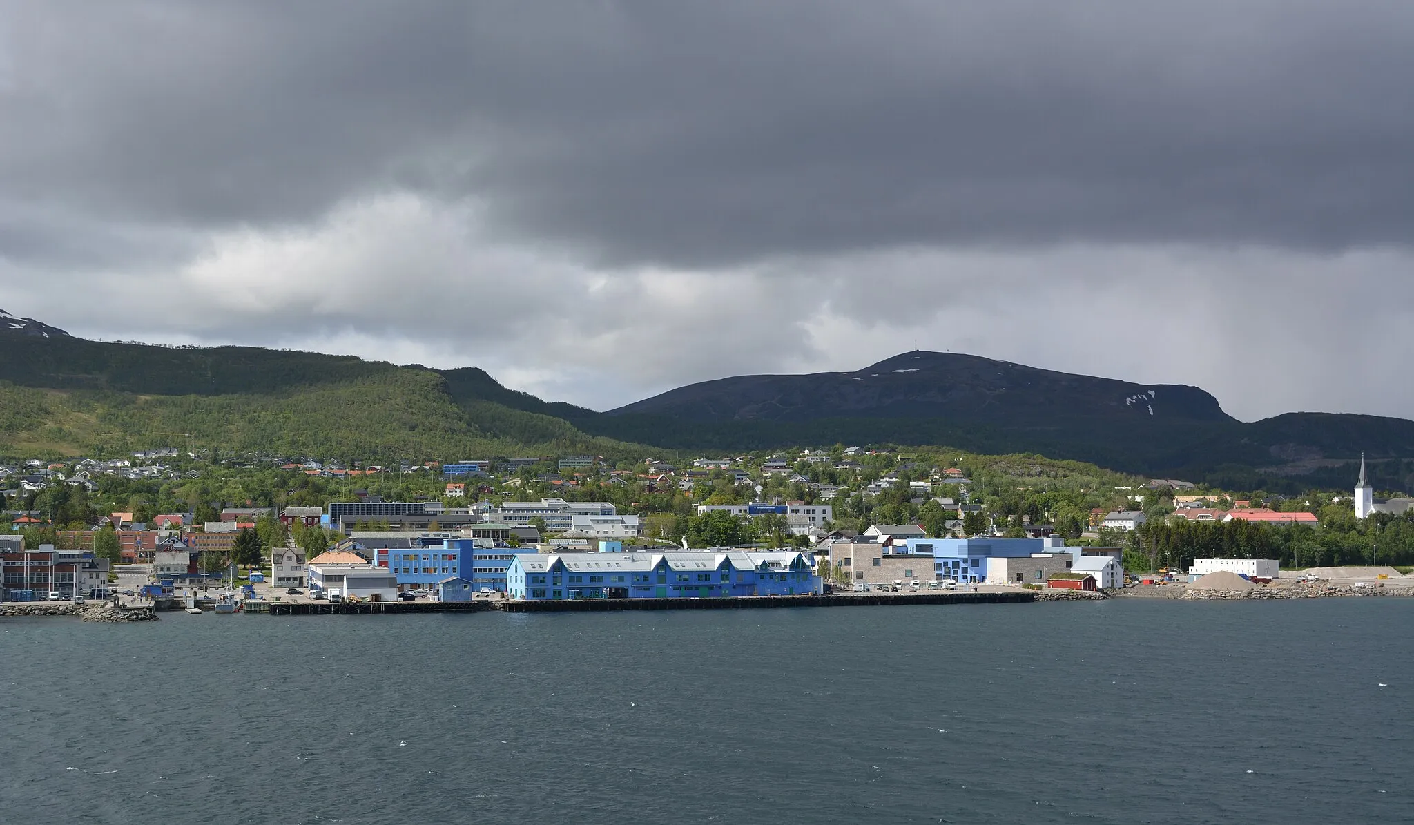 Photo showing: Blick auf die "blaue Stadt" Sortland vom Hurtigrutenschiff