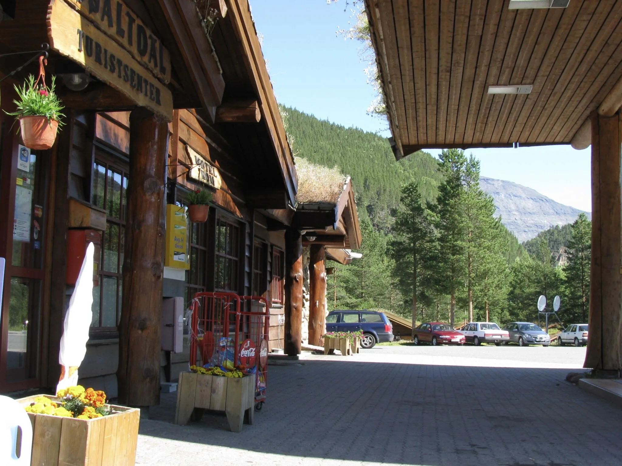 Photo showing: Saltdal Turistsenter, at the E6 road, Saltdal, Nordland, Norway. No: Saltdal Turistsenter i Saltdal.