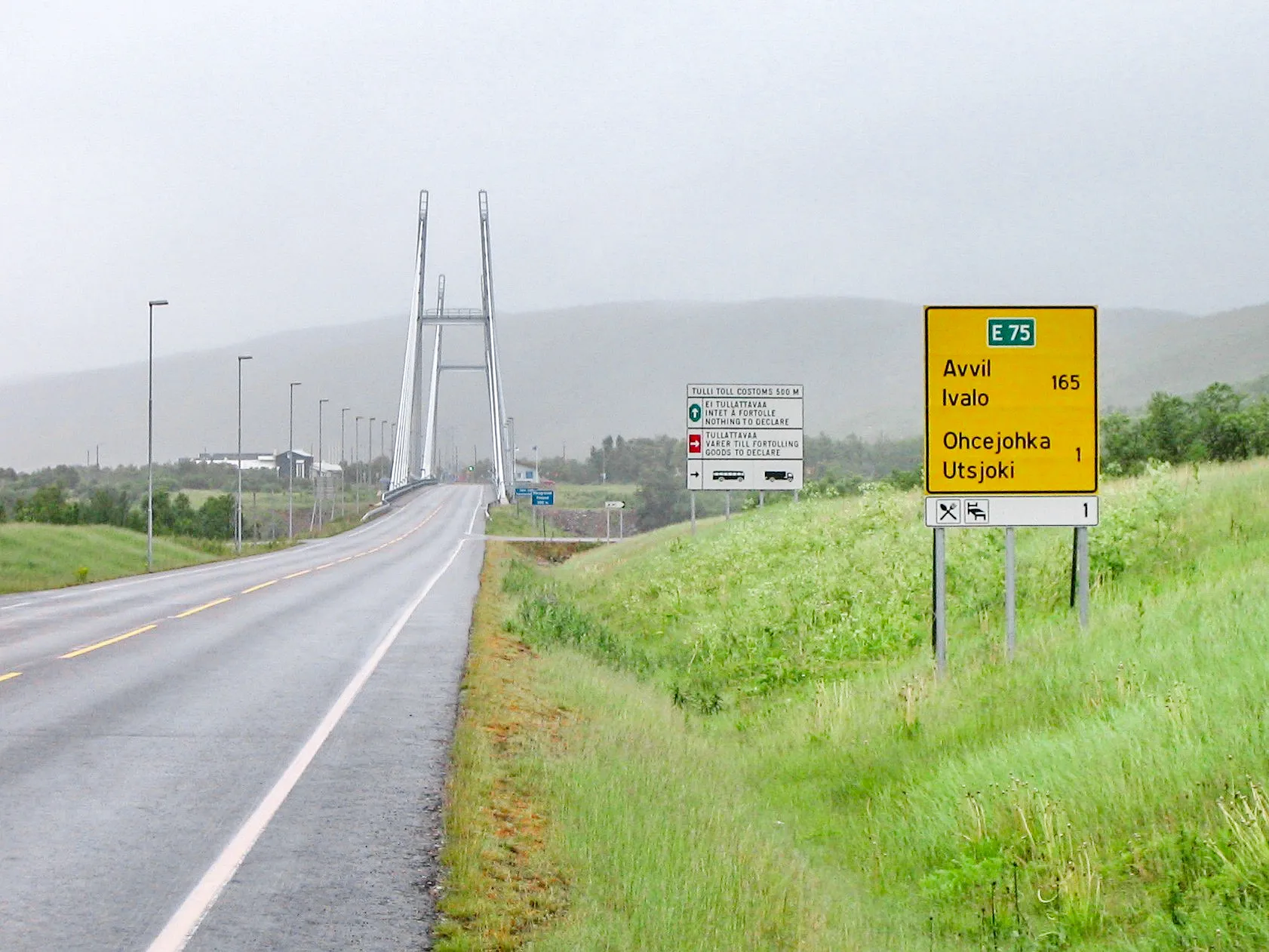 Photo showing: European route E75 and Sami Bridge at the Finnish–Norwegian border. The picture has been taken from the Norwegian side of the border.