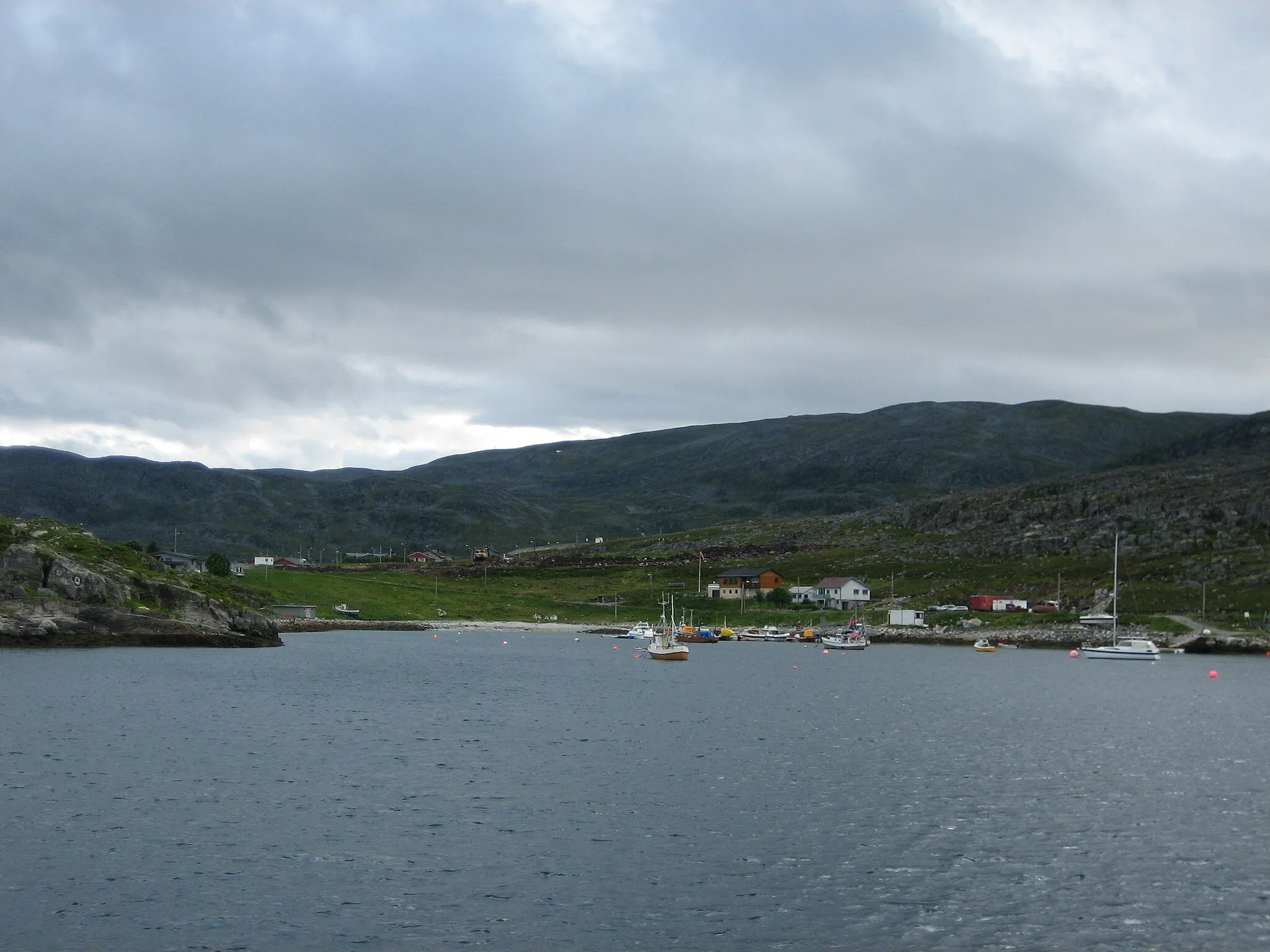 Photo showing: Harbour-view of the village of Forsøl in Hammerfest municipality, Norway