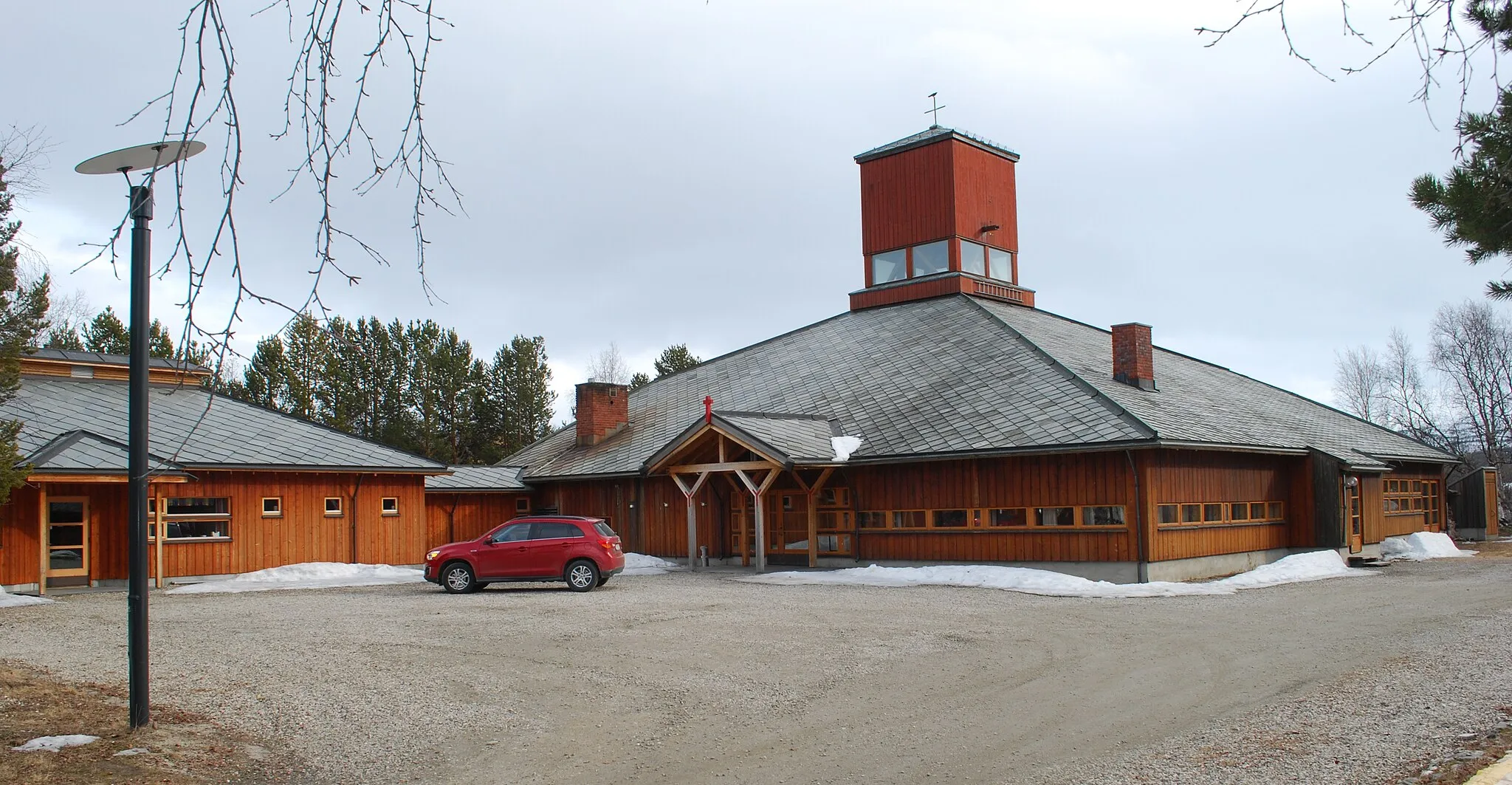 Photo showing: Karasjok kirke, med kontordel til venstre og hovedinngang