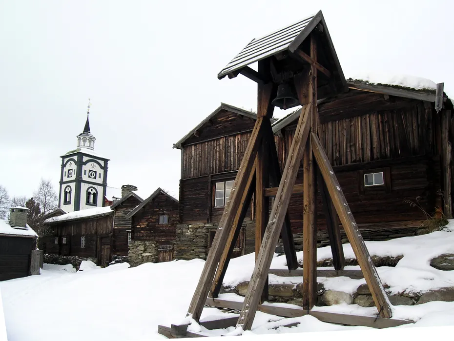 Photo showing: Hyttklokka, Røros. Erected in the 1890s. Outhouses in background protected by law.