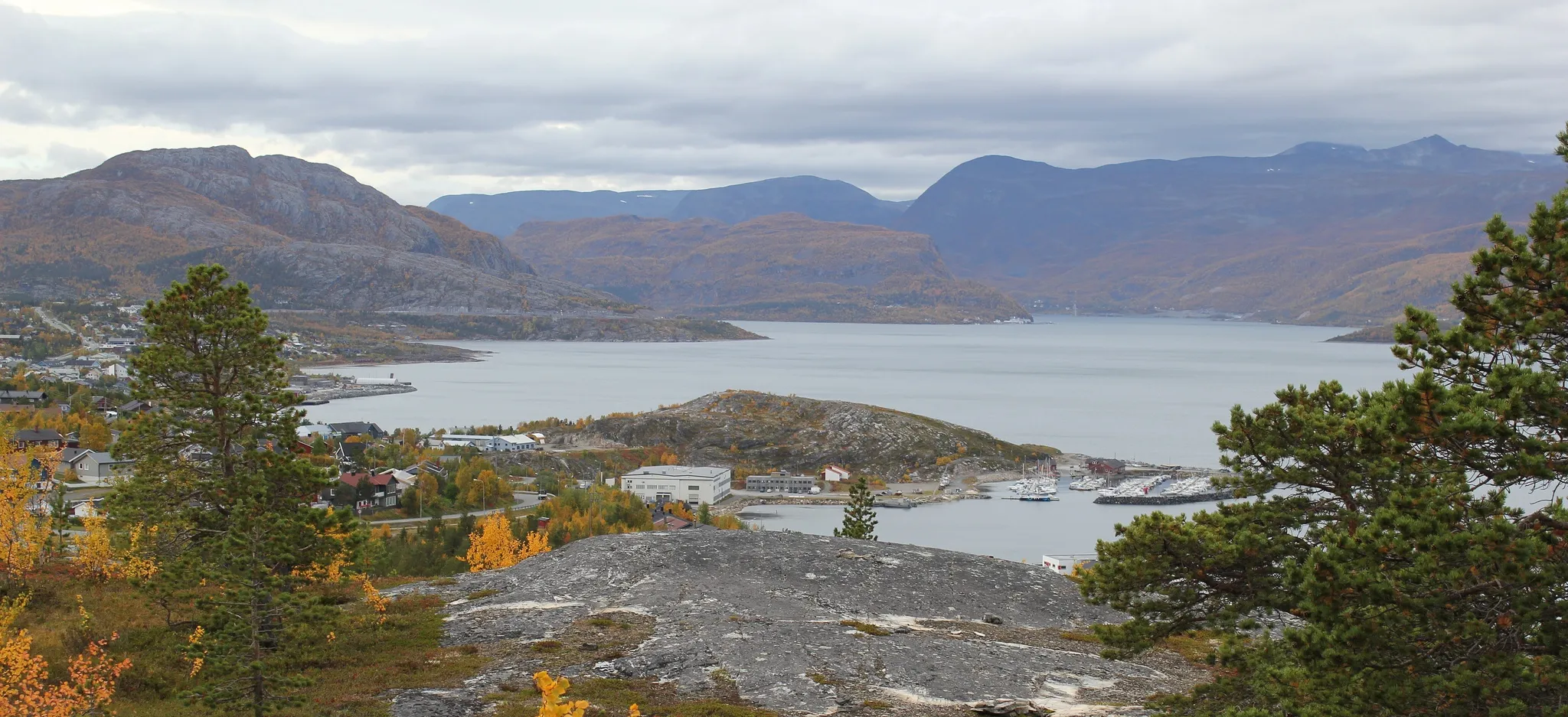 Photo showing: Komsa skole har helt fantastiske uteomgivelser. Altafjorden i bakgrunnen.