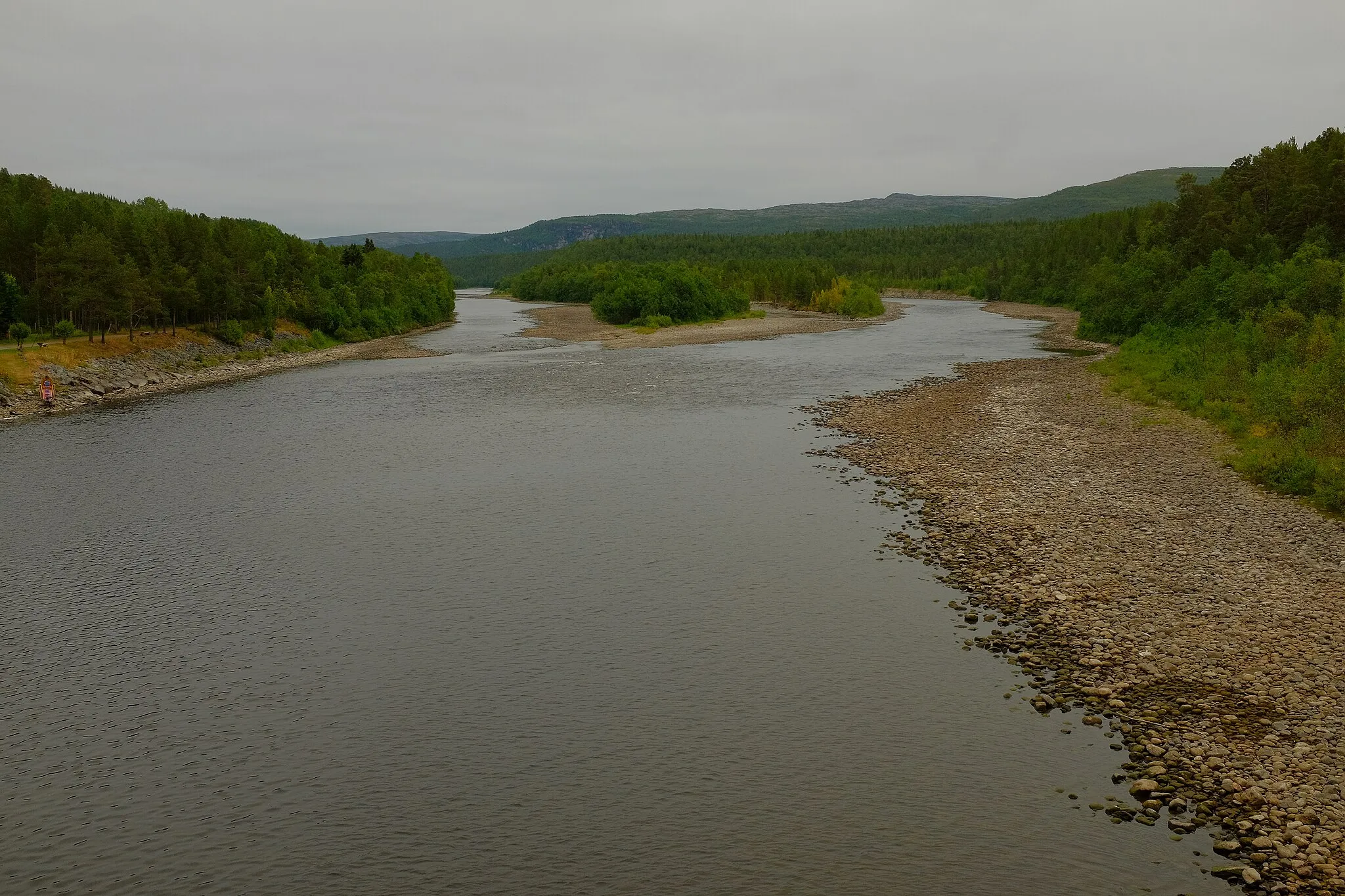 Photo showing: Altaelva is the third-longest river in Finnmark county, Norway. The river begins in the mountains and lakes in Kautokeino Municipality, near the border with Troms county and Finland, just south of Reisa National Park.