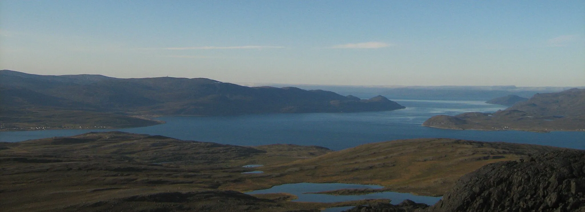 Photo showing: Panorama over the sounds Kvalsundet (Sámi: Fálesnuorri), Samuelsundet (Sámmolnuorri) and the fiord Repparfjorden (Riehppovuotna) in Finnmark.