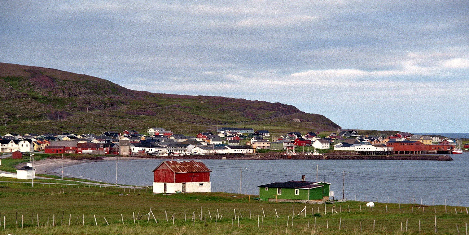 Photo showing: Kiberg as seen from highway E75 on Varangerhalvøya on the northern shore of the Varangerfjord between Vardø and Vadsø in Finnmark in northern Norway.