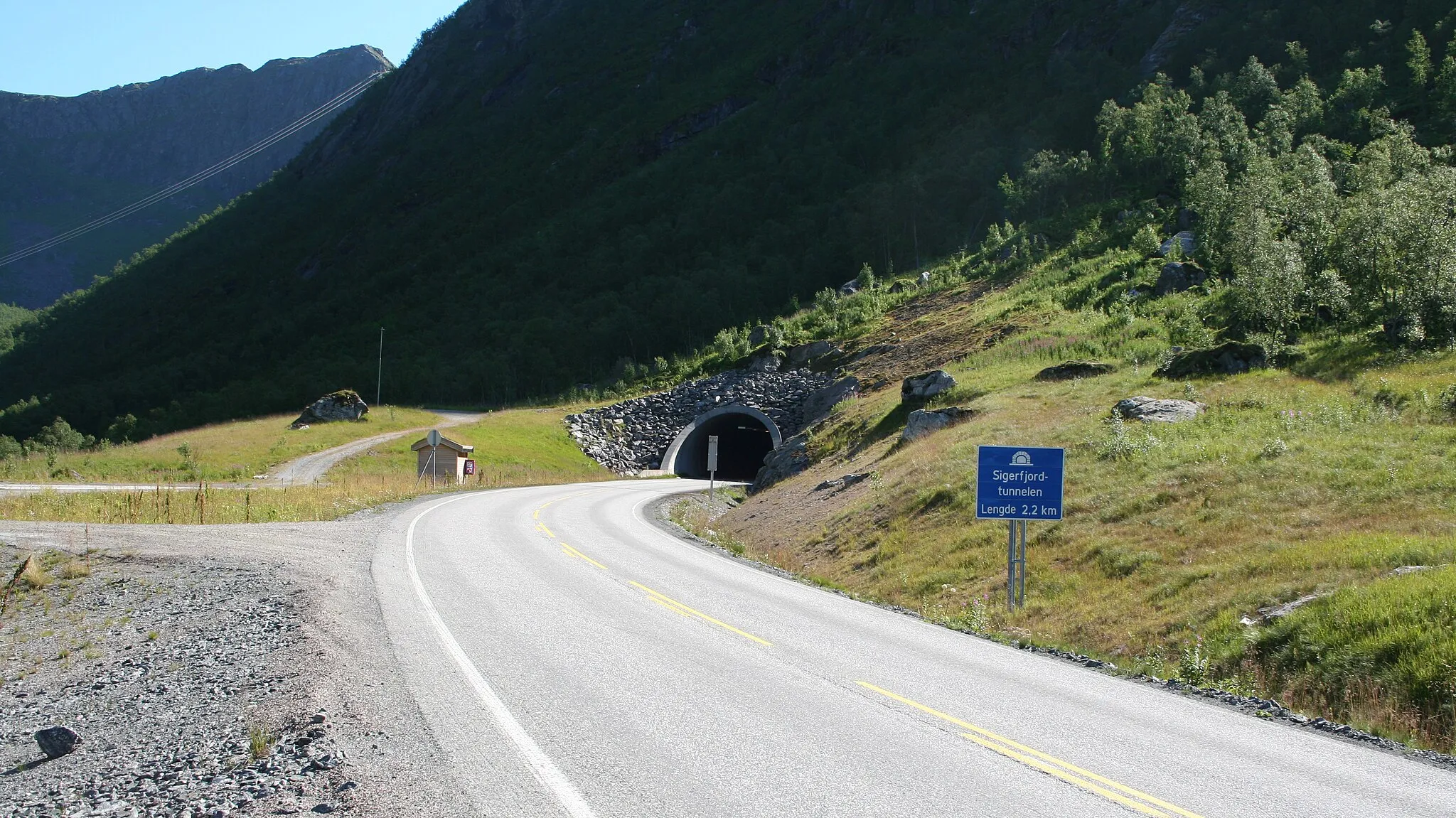 Photo showing: The northern portal of Sigerfjordtunnelen in Sortland, Norway