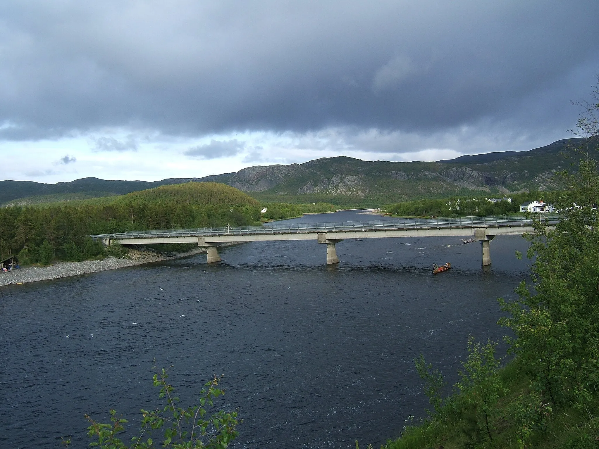 Photo showing: Bridge over Altaelva river at Leirbakken in Alta. The road is fylkesvei 15. Original description: Bridge over Alta river