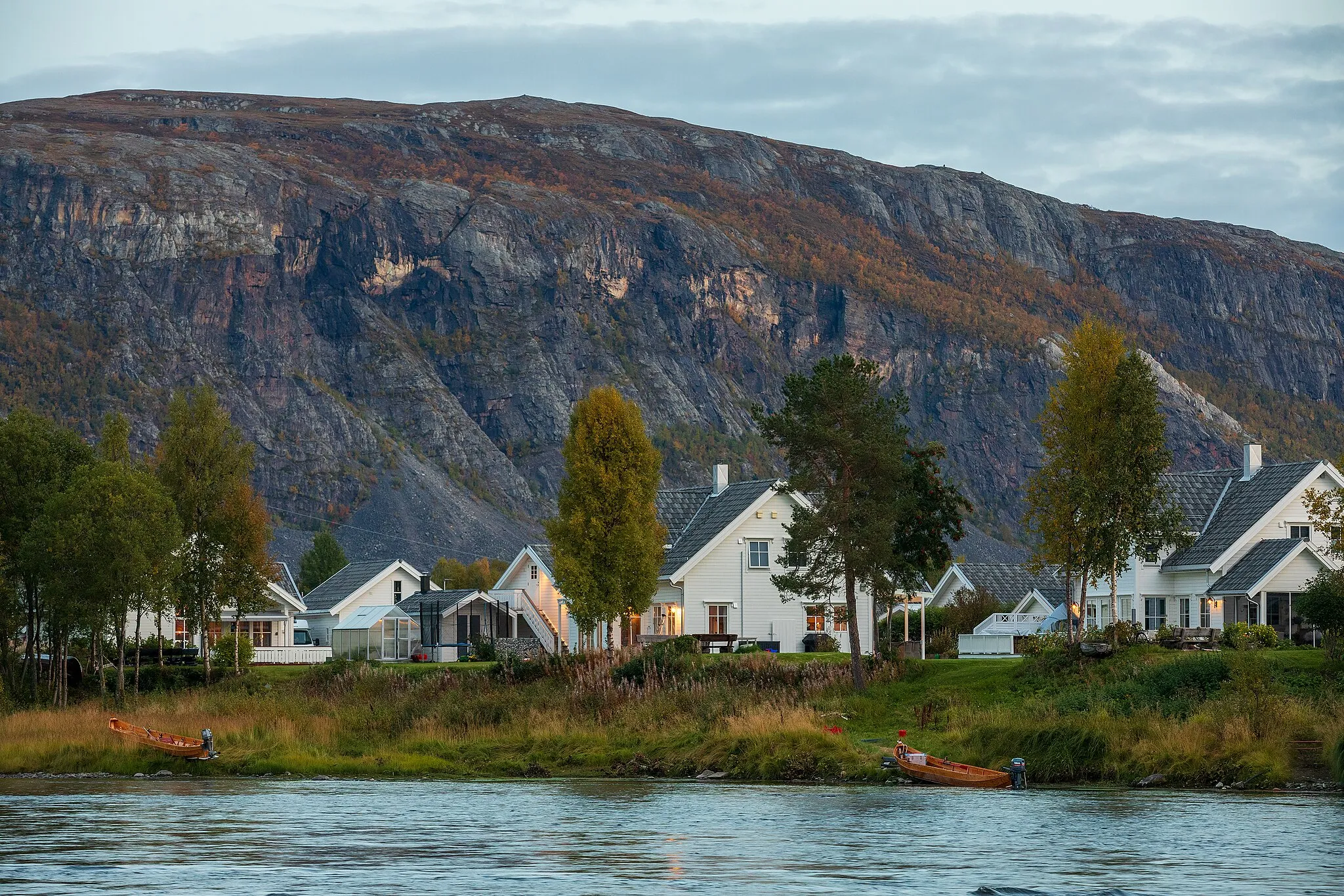 Photo showing: Residential houses of Stenfossholmen, Øvre Alta by Altaelva river in Alta, Troms og Finnmark, Norway in 2023 September.