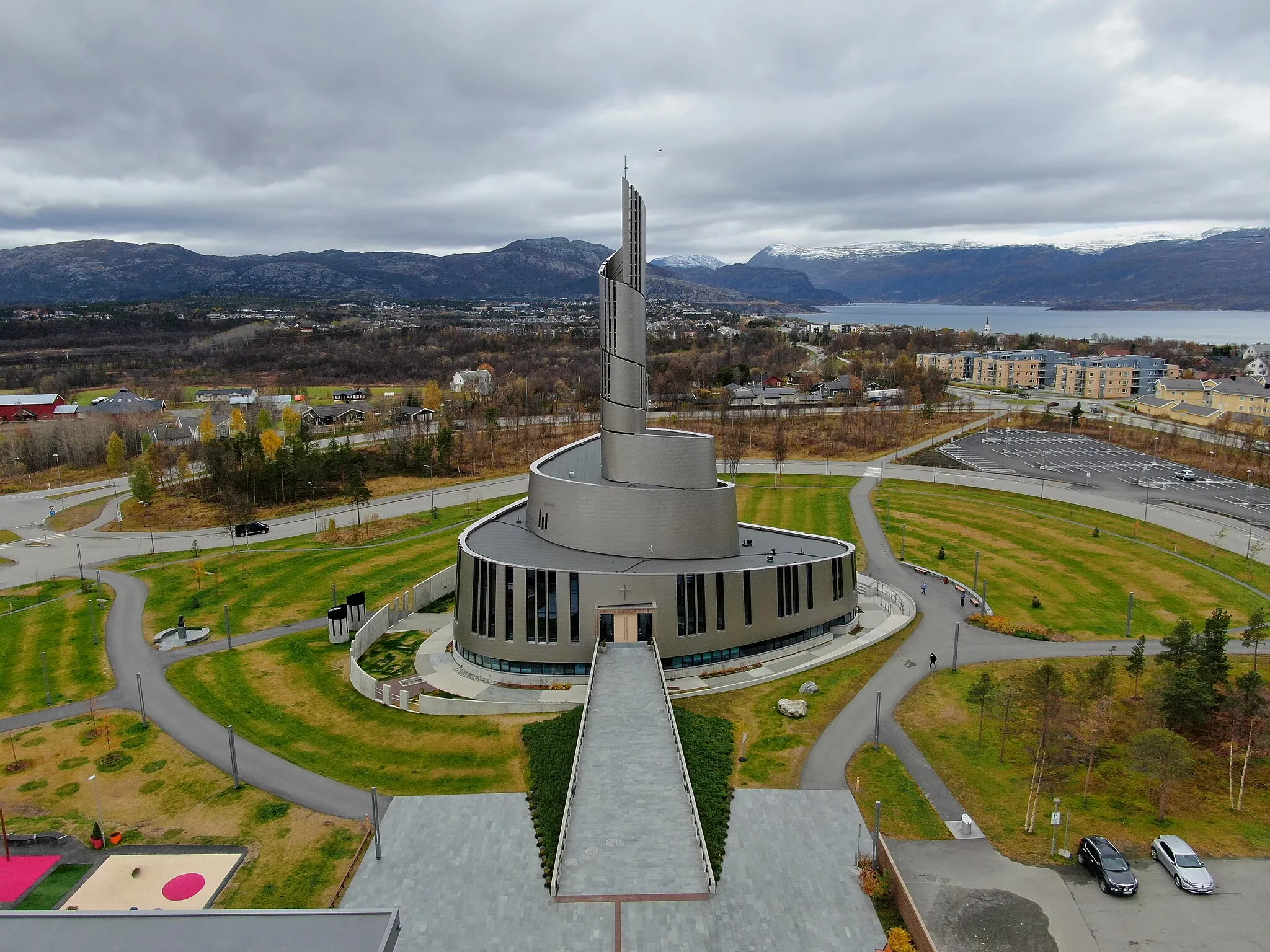 Photo showing: Picture of the largest church in the norwegian town Alta. Capture by a drone in October 2018.