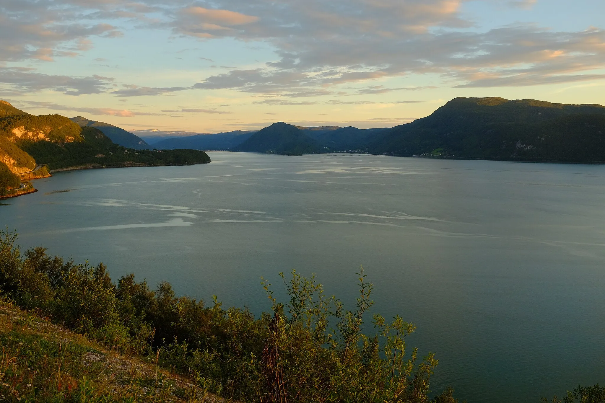 Photo showing: Saltdalsfjorden seen from E6 at Setsåhøgda. Saltdalsfjorden is a part of Skjerstadfjord in Saltdal municipality in Nordland, Norway.